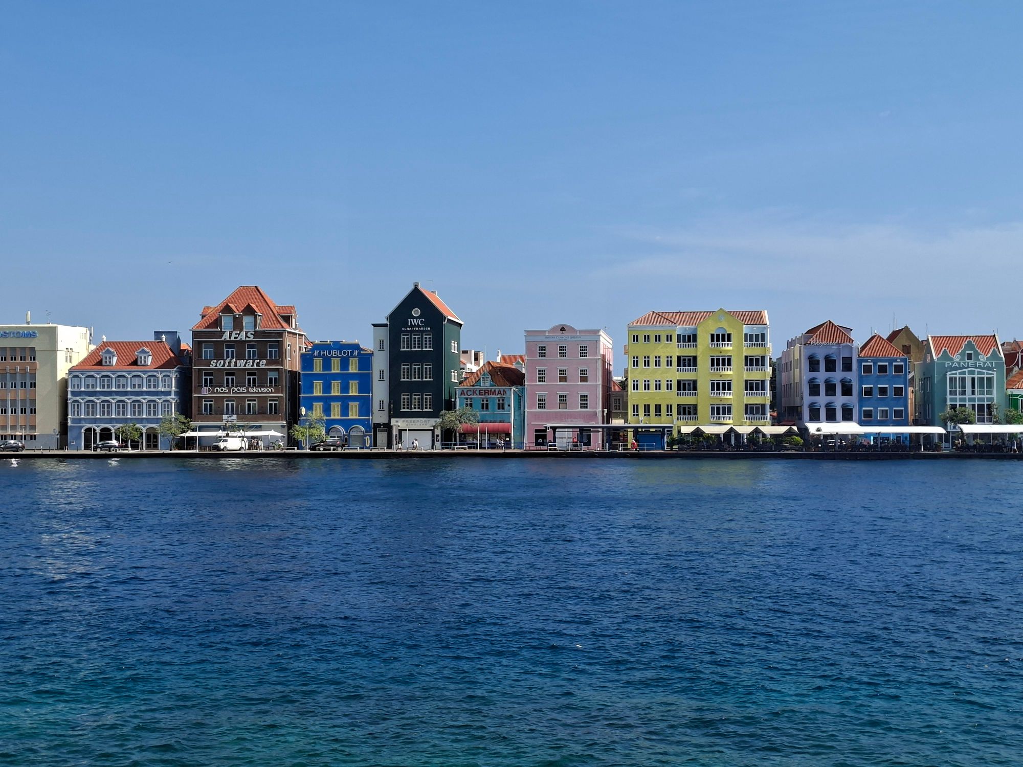 Kleurrijke koloniale gebouwen aan het water in Willemstad