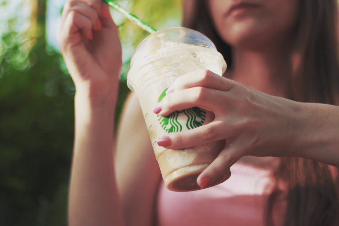 Gratis Mujer Sosteniendo Una Taza De Café Starbucks Foto de stock