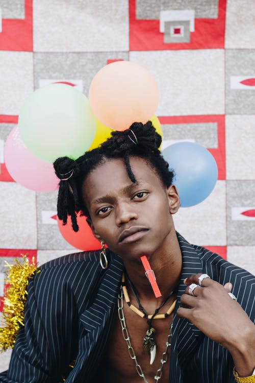 Photo D'un Homme Près De Ballons