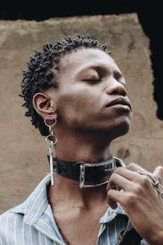 特写镜头中，一位时髦的黑人佩戴独特配件，展现出时尚与自信