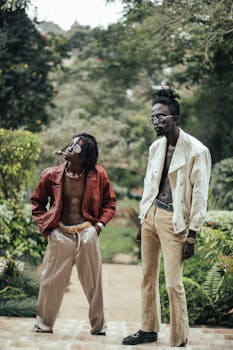 两名穿着时尚服装的黑人男子在户外自信地摆姿势