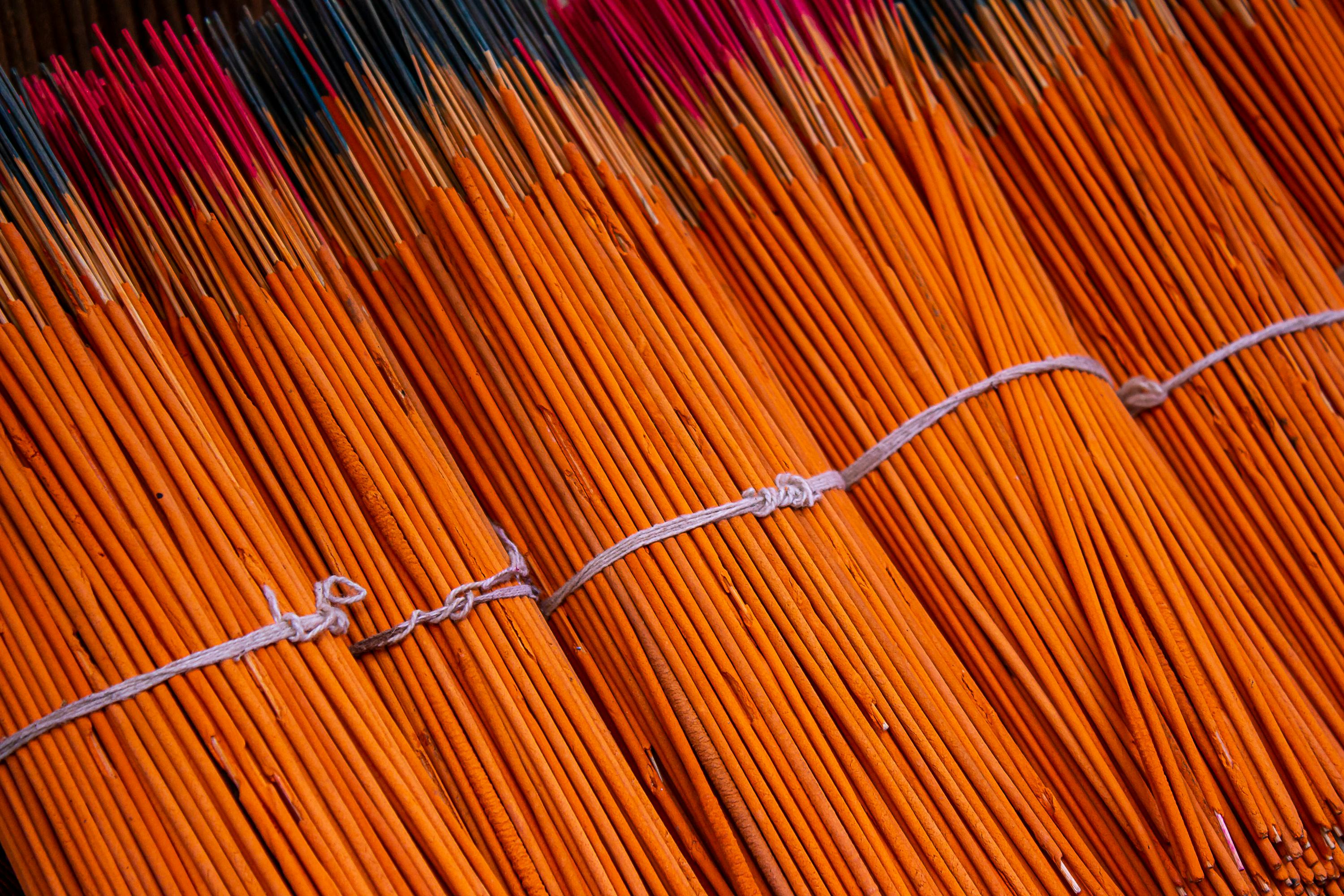 Kostenlos Leuchtende Bündel von Räucherstäbchen, ordentlich zum Verkauf arrangiert. Stock-Foto