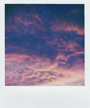 暮光天空宁静而充满活力，以柔和的色彩展现出美丽的云景