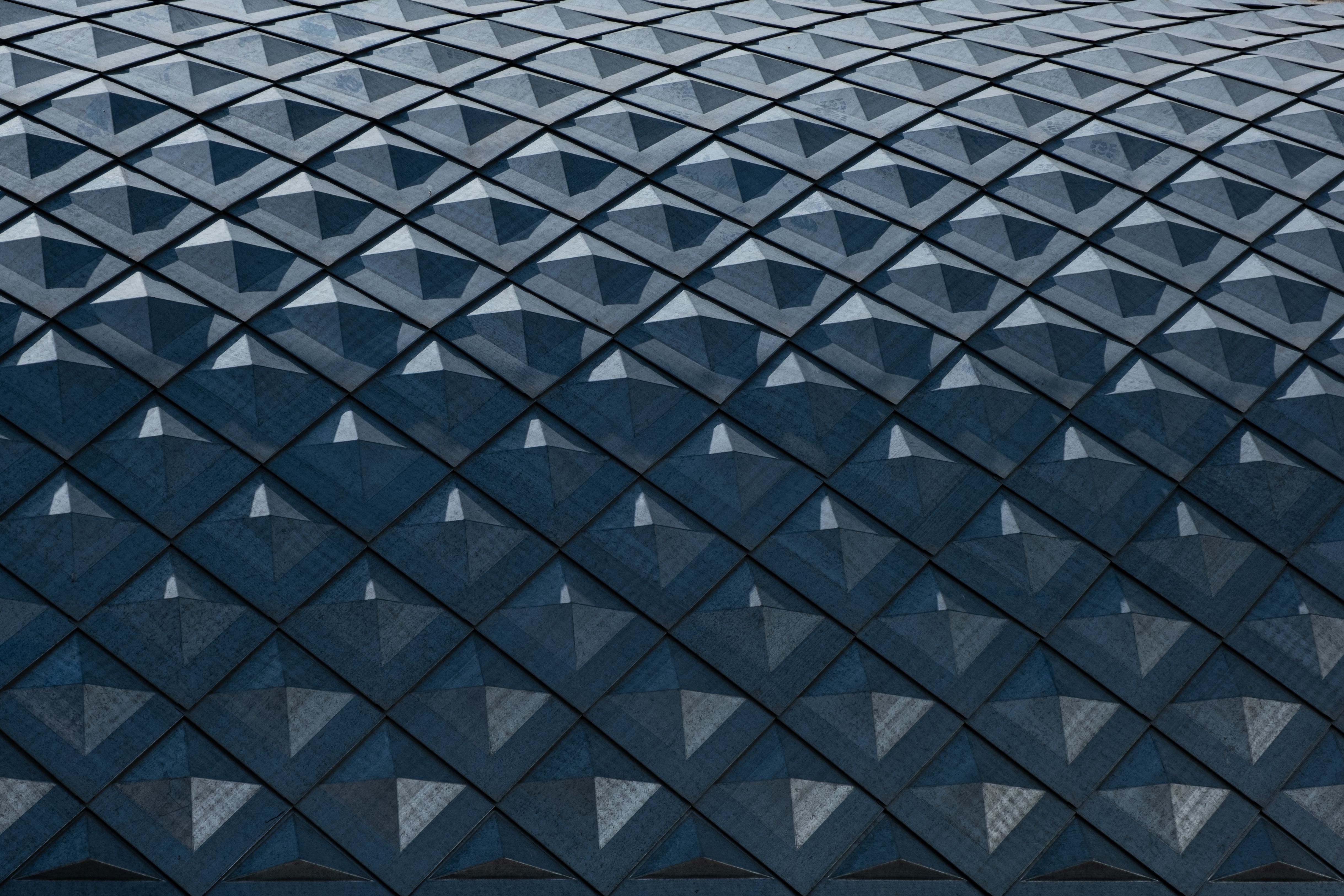 Geometrische Glasflächen in einer Fassade