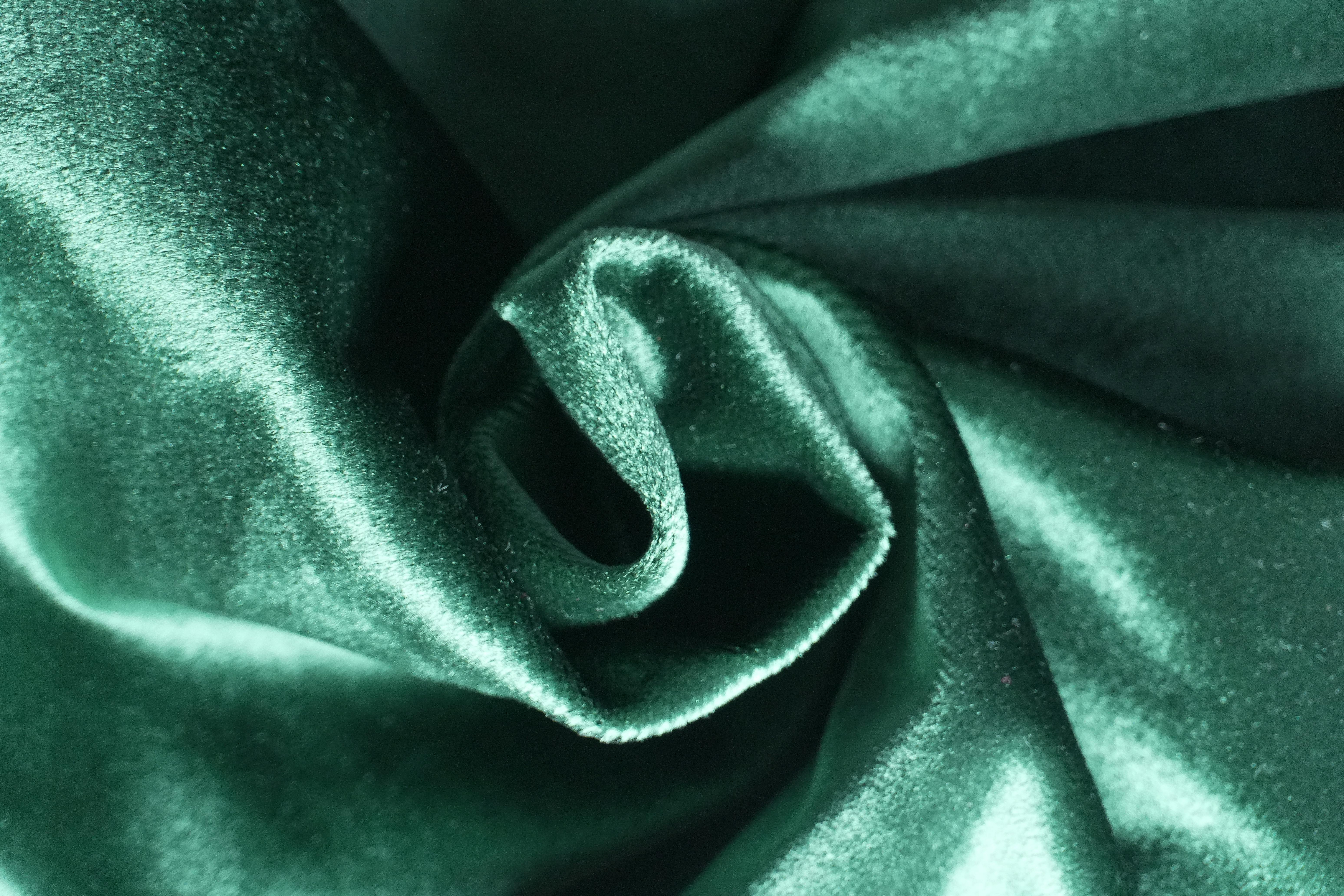 無料 贅沢な光沢と質感が際立つエメラルド グリーンのベルベット生地のクローズアップ。デザイン プロジェクトに最適です。 写真素材