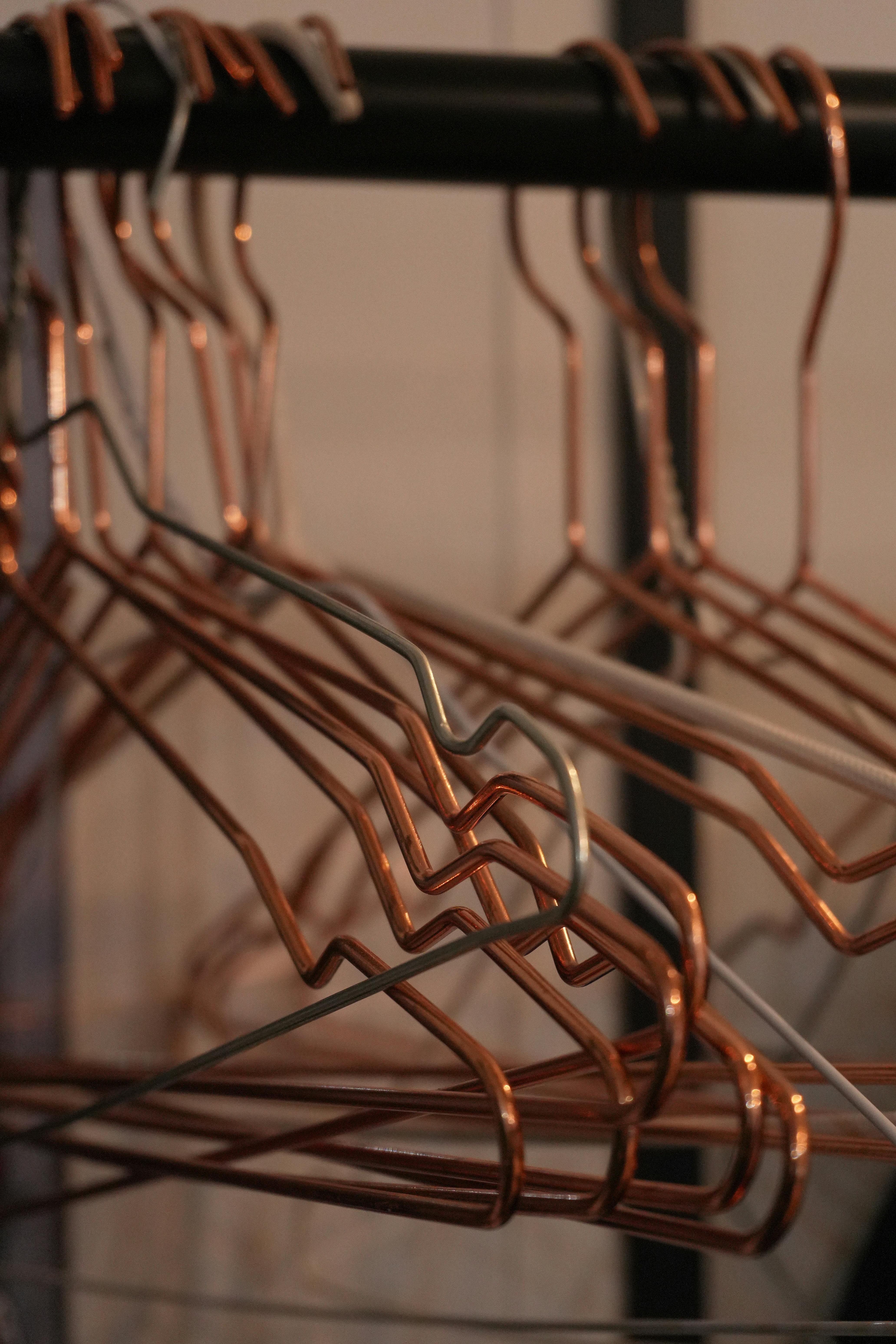 Gratis Una collezione di grucce in filo di rame appese a un'asta a Berlino. Foto a disposizione