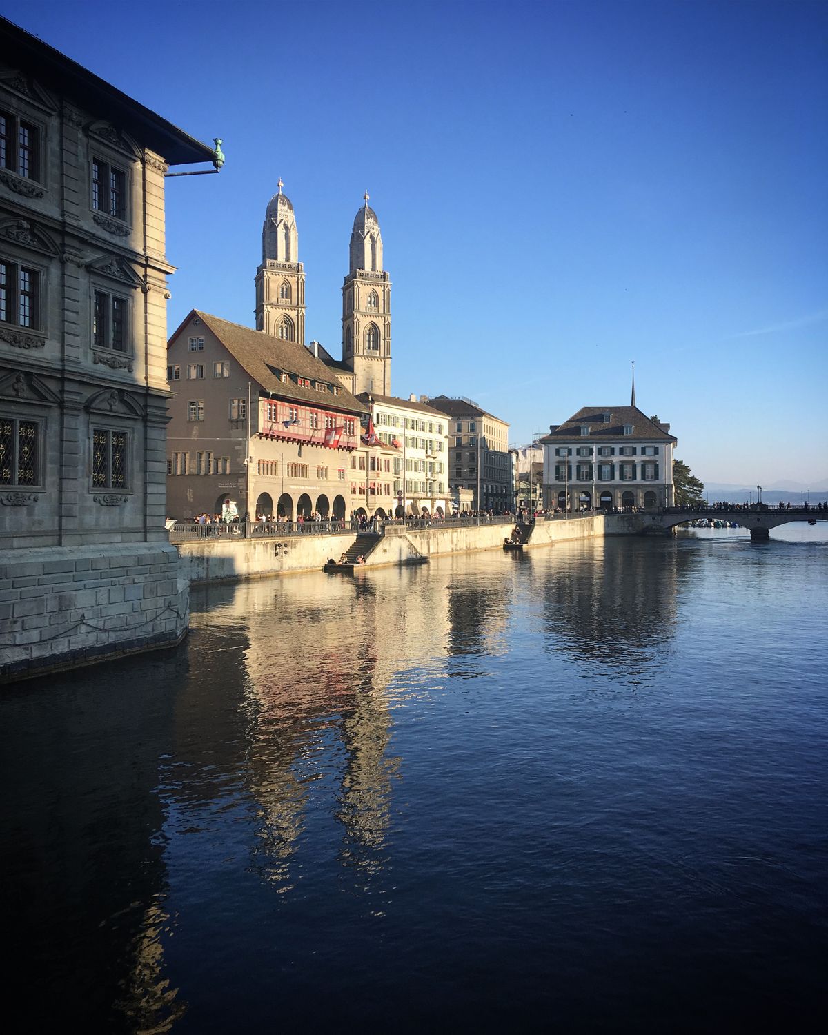 As torres gemeas do Grossmunster sobre o rio Limmat e a cidade velha de Zurique