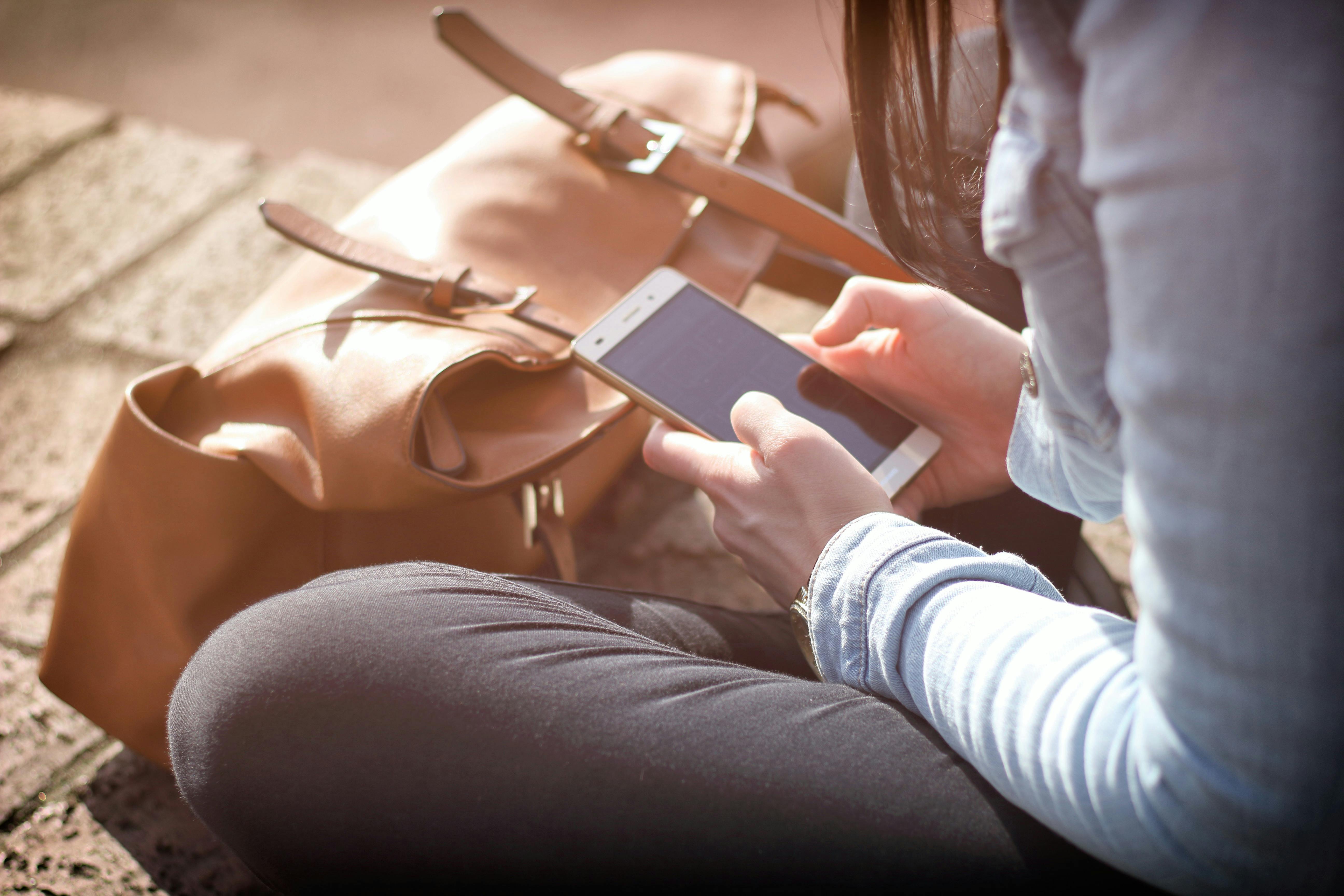 Woman using a mobile phone. | Photo: Pexels