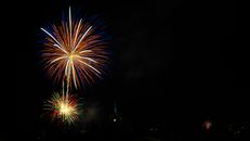 在节日庆祝活动中，夜空中绽放着鲜艳的烟花
