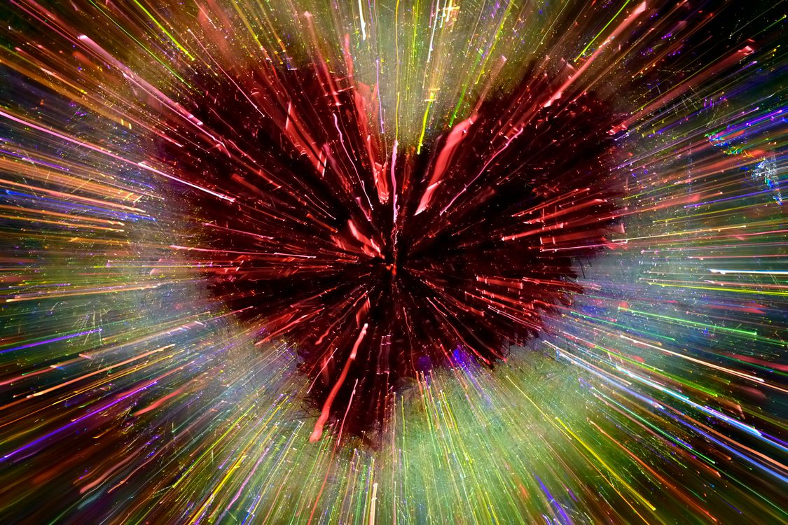 Vibrant Heart Burst with Radiant Color Rays · Free Stock Photo