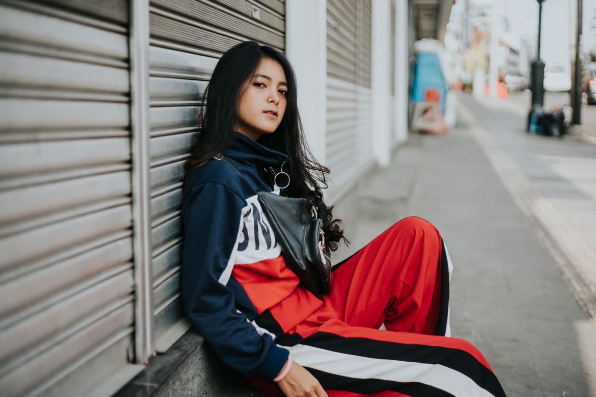 Streetwear châu Á ảnh hưởng đến xu hướng toàn cầu, outfit layering đa sắc mang phong cách đường phố