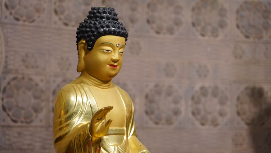 Woonkamer met Boeddha schilderij in zen-stijl. Woonkamer met Boeddha schilderij in zen-stijl.