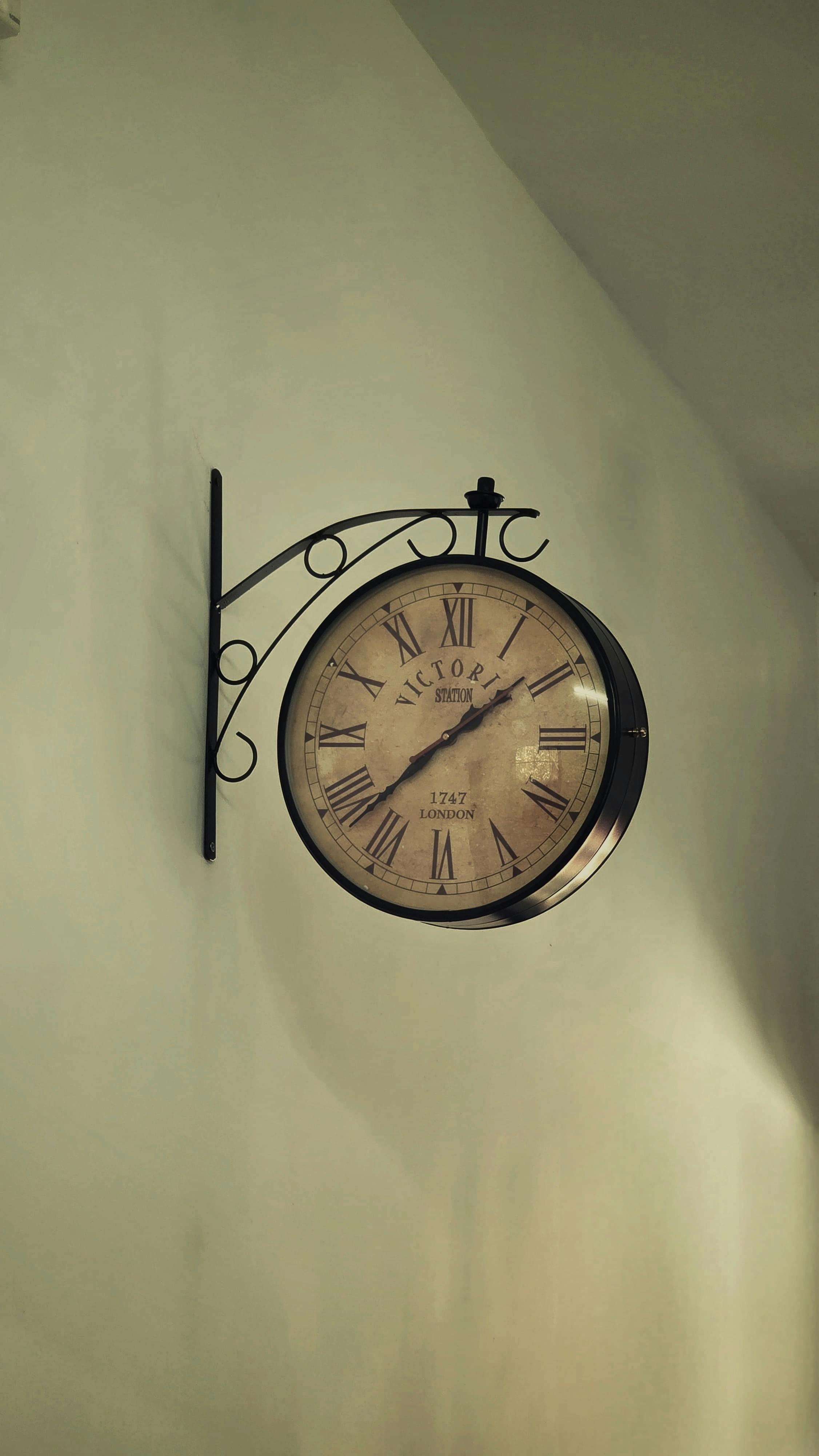 Gratis Vintage vægur med romertal i antik stil. Lagerfoto