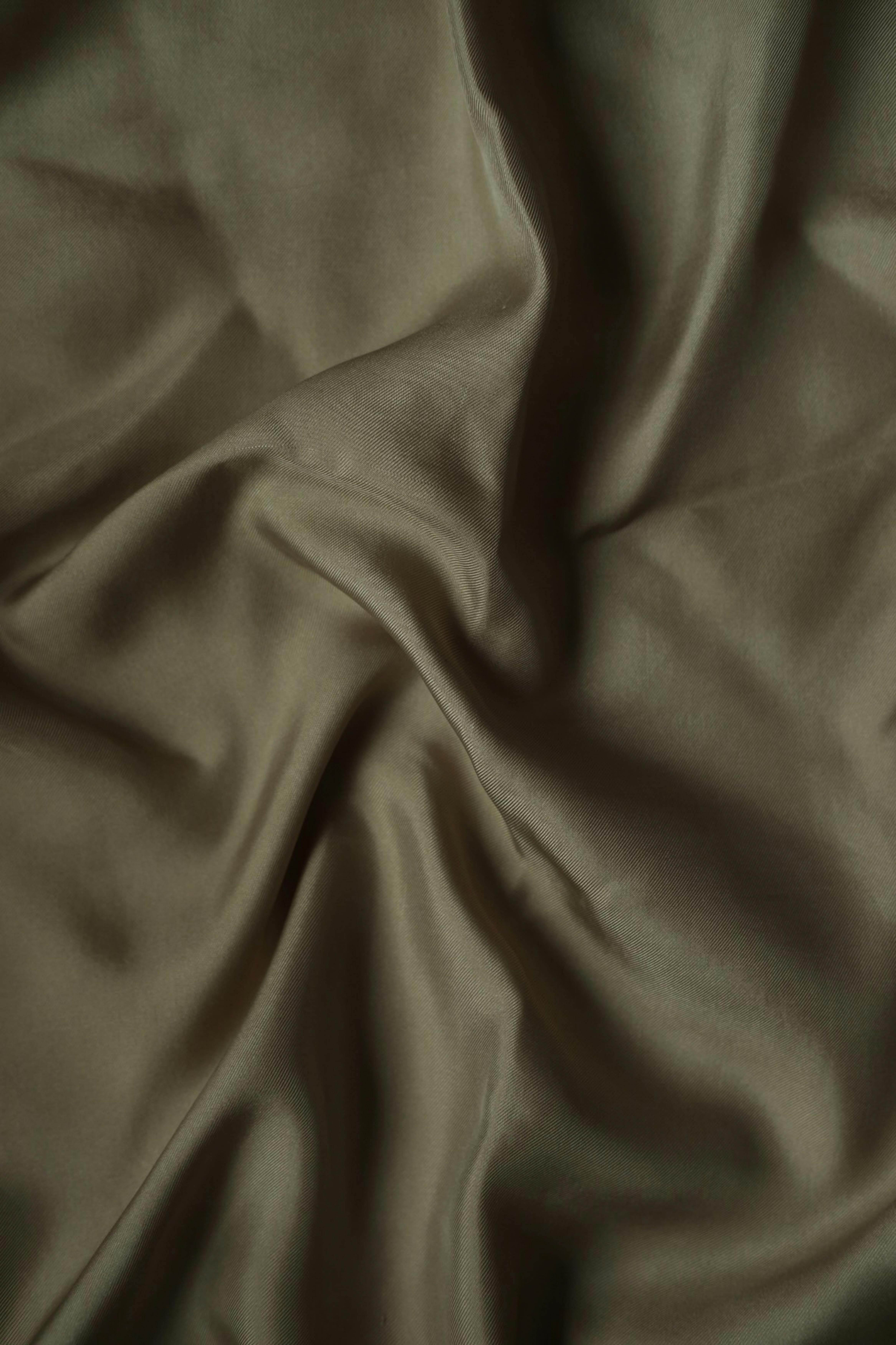 Gratuit Gros plan sur un élégant tissu satiné marron mettant en valeur ses plis lisses et sa texture. Photos