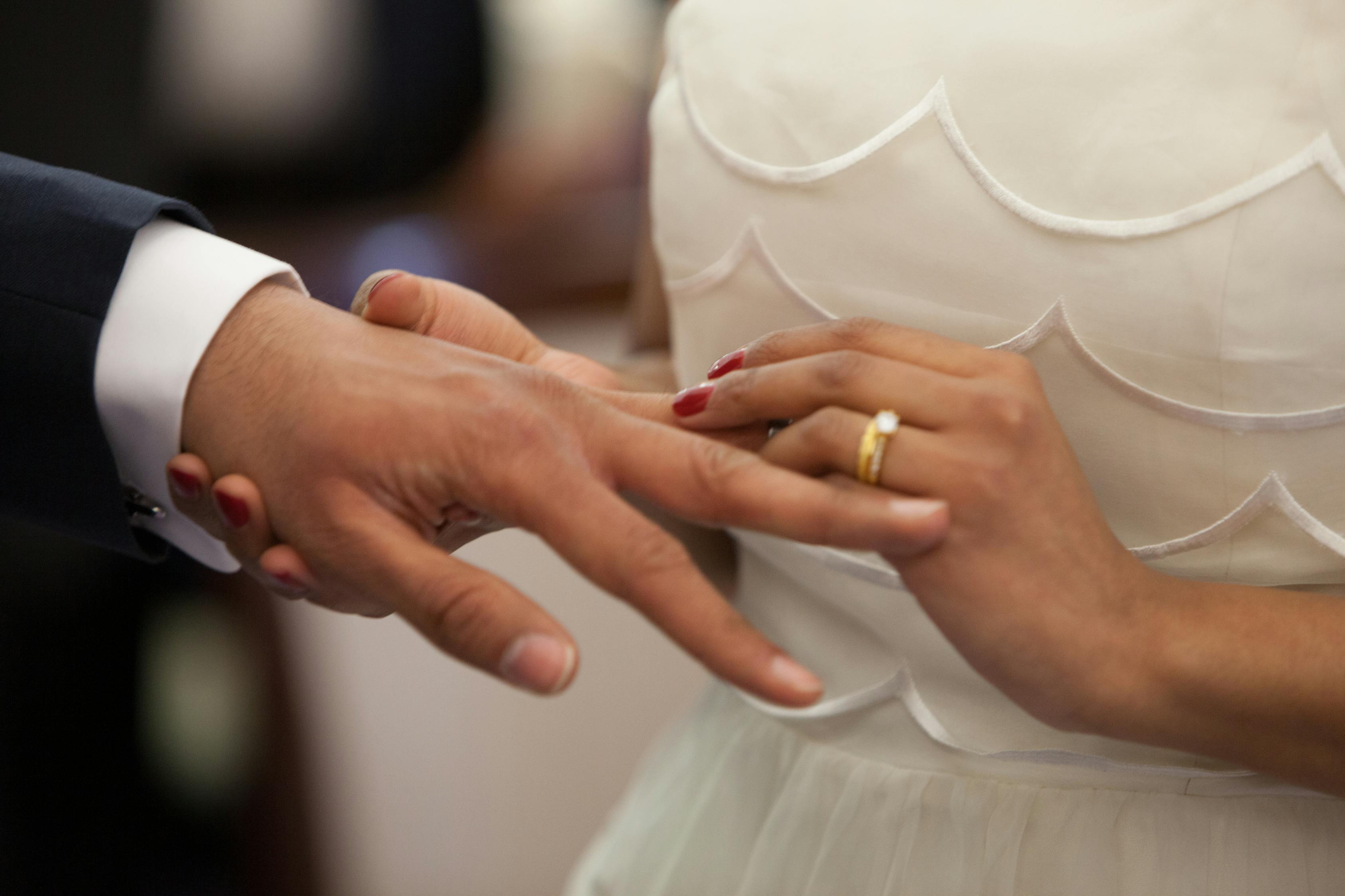 新娘在新郎手上放一枚戒指