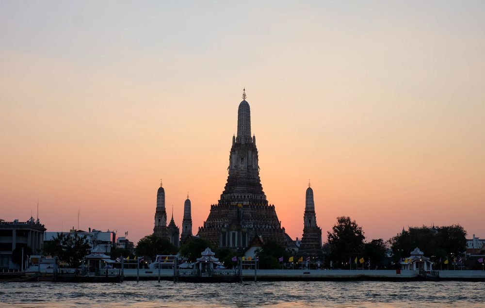 Templo Wat Arun de Bangkok silueteado contra el cielo del ocaso
