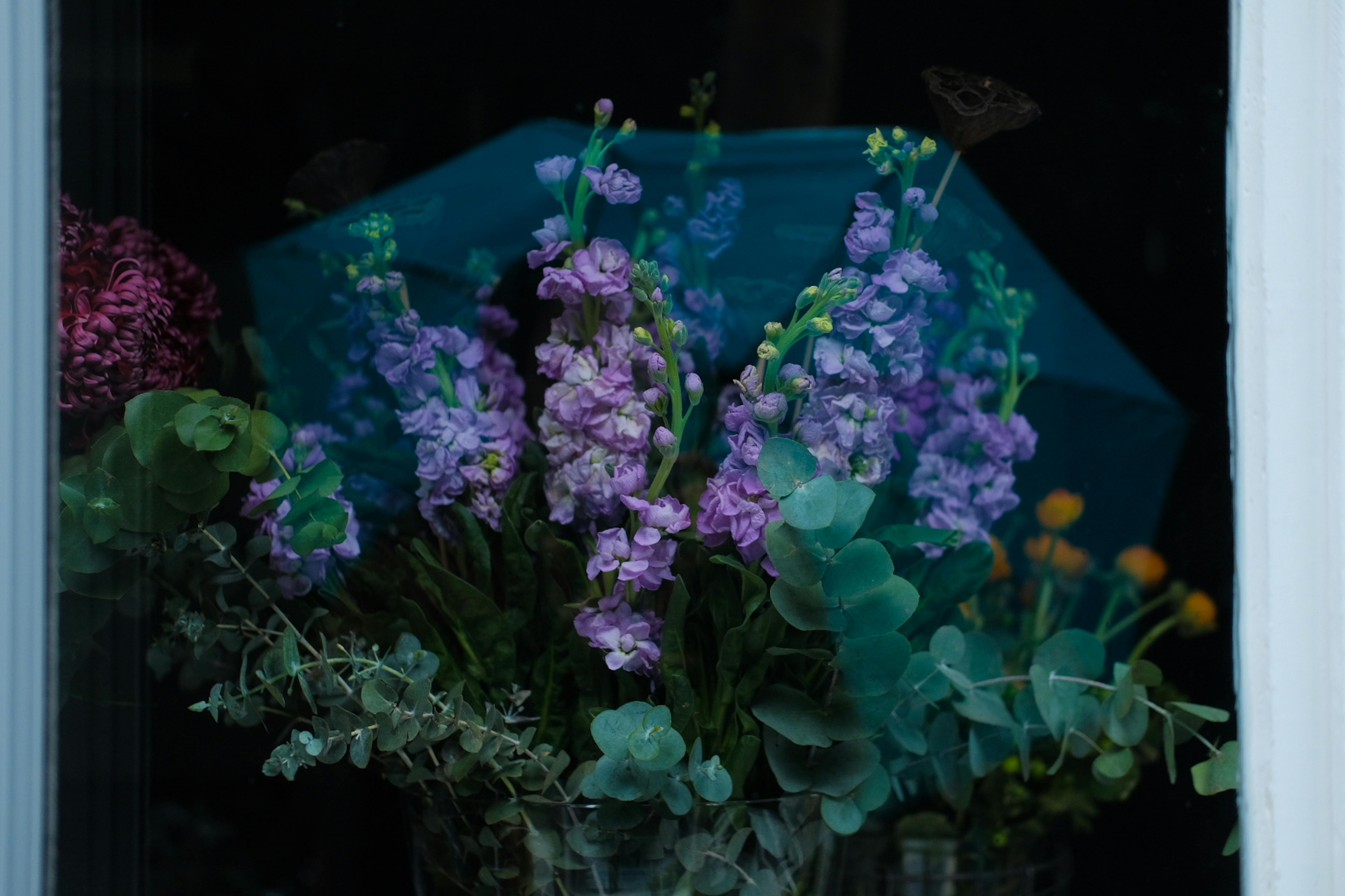 [ColoSach]-elegant-floral-bouquet-with-purple-lavender,-eucalyptus,-and-an-umbrella-background.