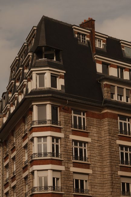 Façade d'un immeuble haussmannien parisien, exemple de bien de forte valeur déclaré à l'IFI
