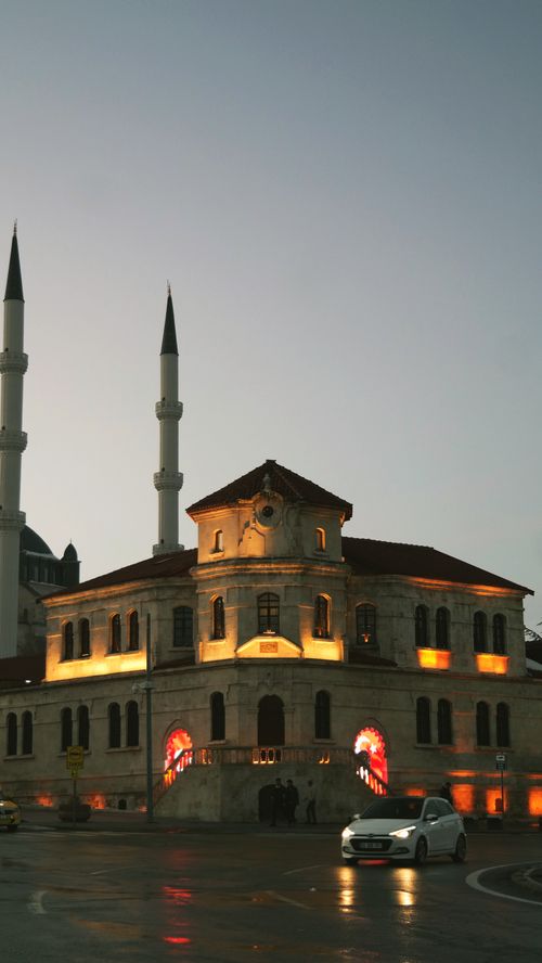 Free A beautifully illuminated building with minarets at twilight in Sivas, Türkiye. The warm lights create a dramatic contrast against the evening sky. Stock Photo