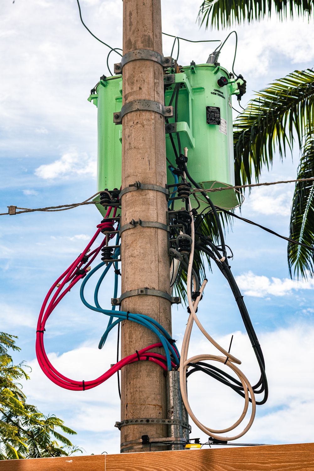 Extensor Electrico Poste Poste De Electricidad Con Cables Y Transformador · Foto de stock gratuita