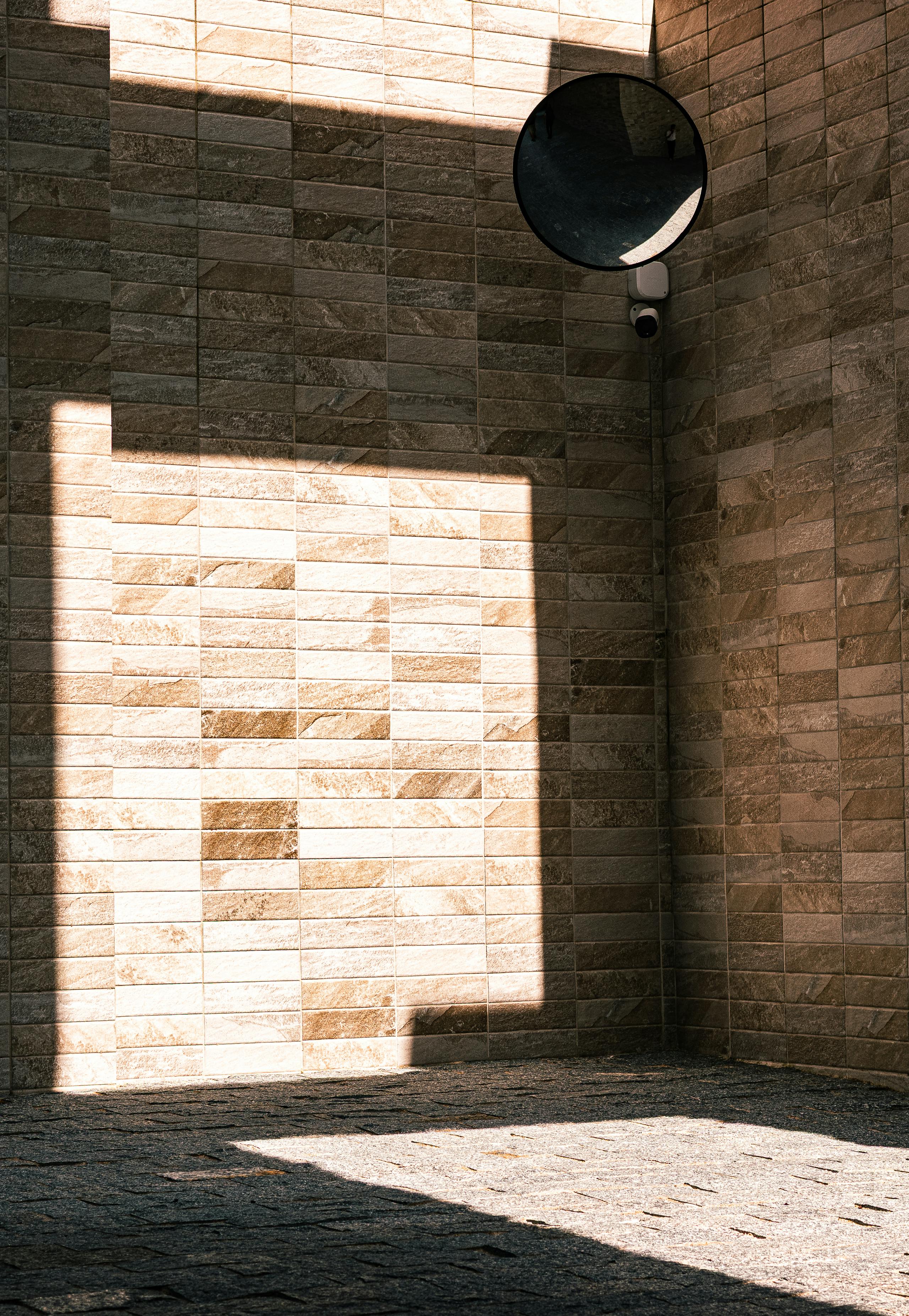 bezplatná Sluncem zalité geometrické stíny vrhané na texturovanou kamennou zeď vytvářejí moderní abstraktní umělecký dojem. Základová fotografie