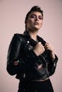 时尚模特在工作室摆出大胆的妆容和黑色皮夹克