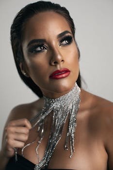 一幅令人惊叹的肖像画，描绘了一位嘴唇红润、戴着迷人珠宝的优雅女性