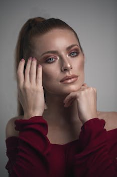 工作室环境中，一位女模特妆容优雅，佩戴珠宝，肖像精致