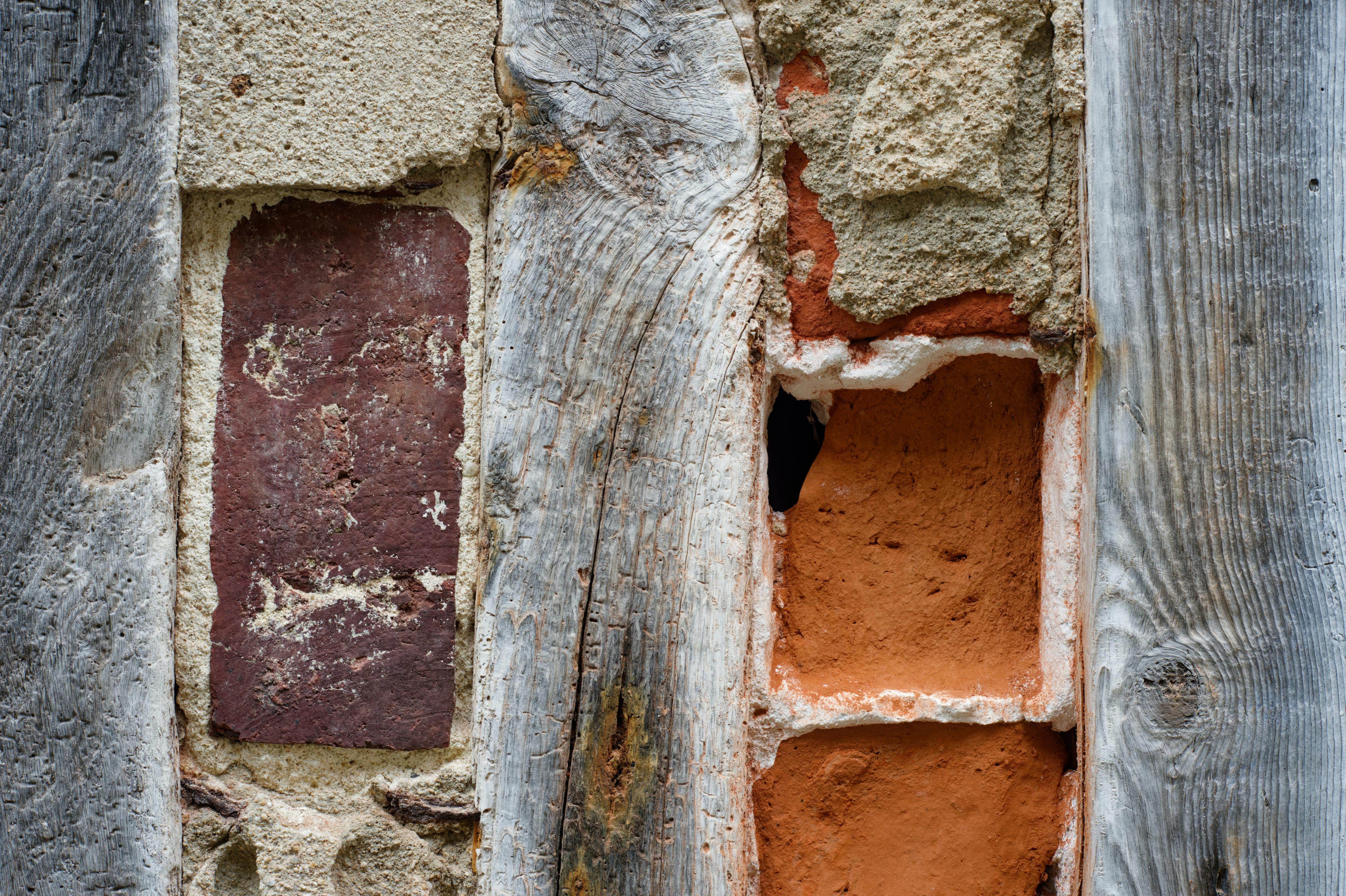 Gratis Primo piano di materiali misti rustici con texture di mattoni e legno invecchiati. Foto a disposizione