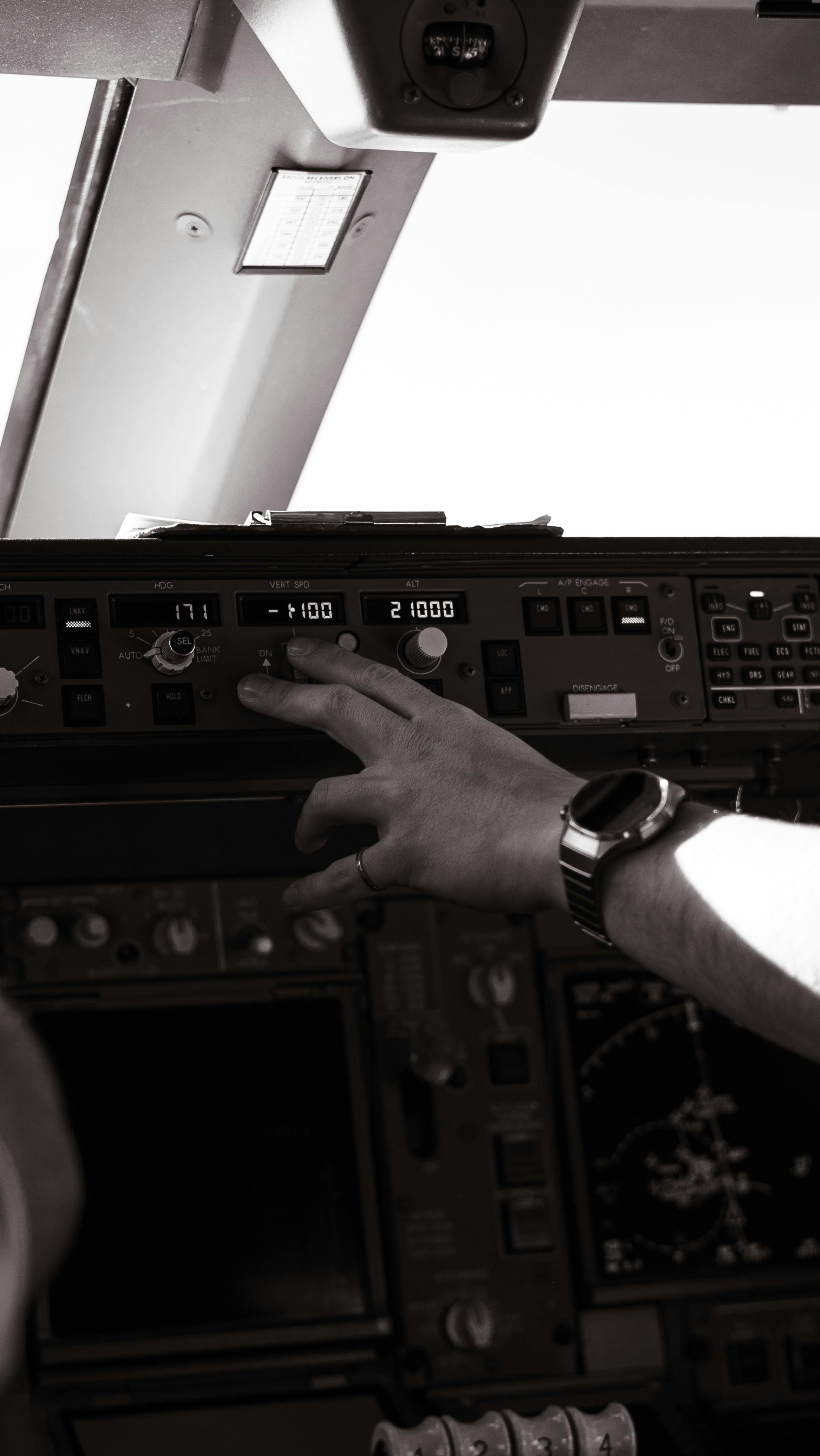 Ücretsiz Bir pilotun kokpit içindeki uçak kumandalarını ayarlarken çekilmiş yakın plan görüntüsü. Stok Fotoğraflar