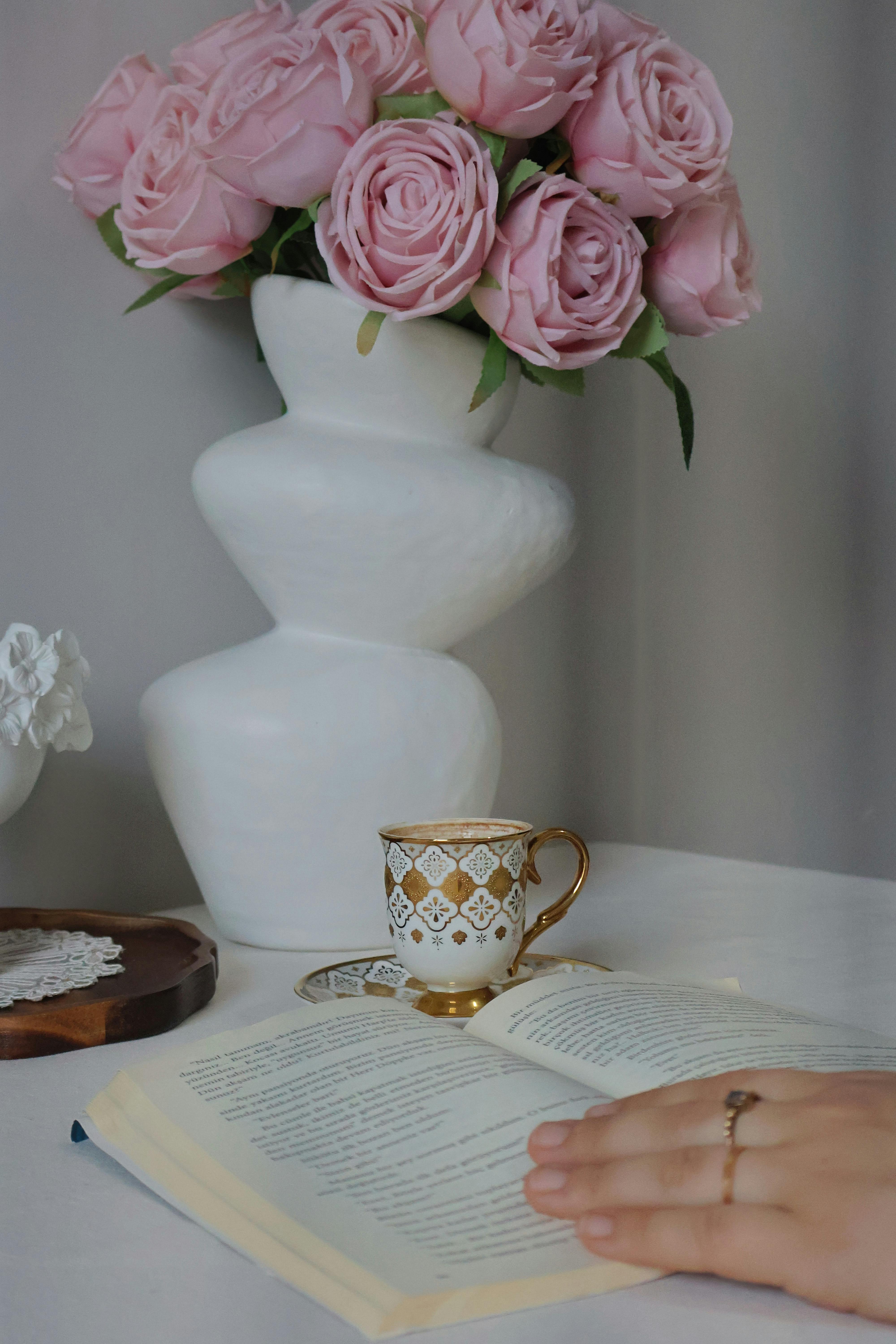 Zadarmo Fotobanka s bezplatnými fotkami na tému biela tabuľka, čerstvé kvety, čítanie Fotka z fotobanky