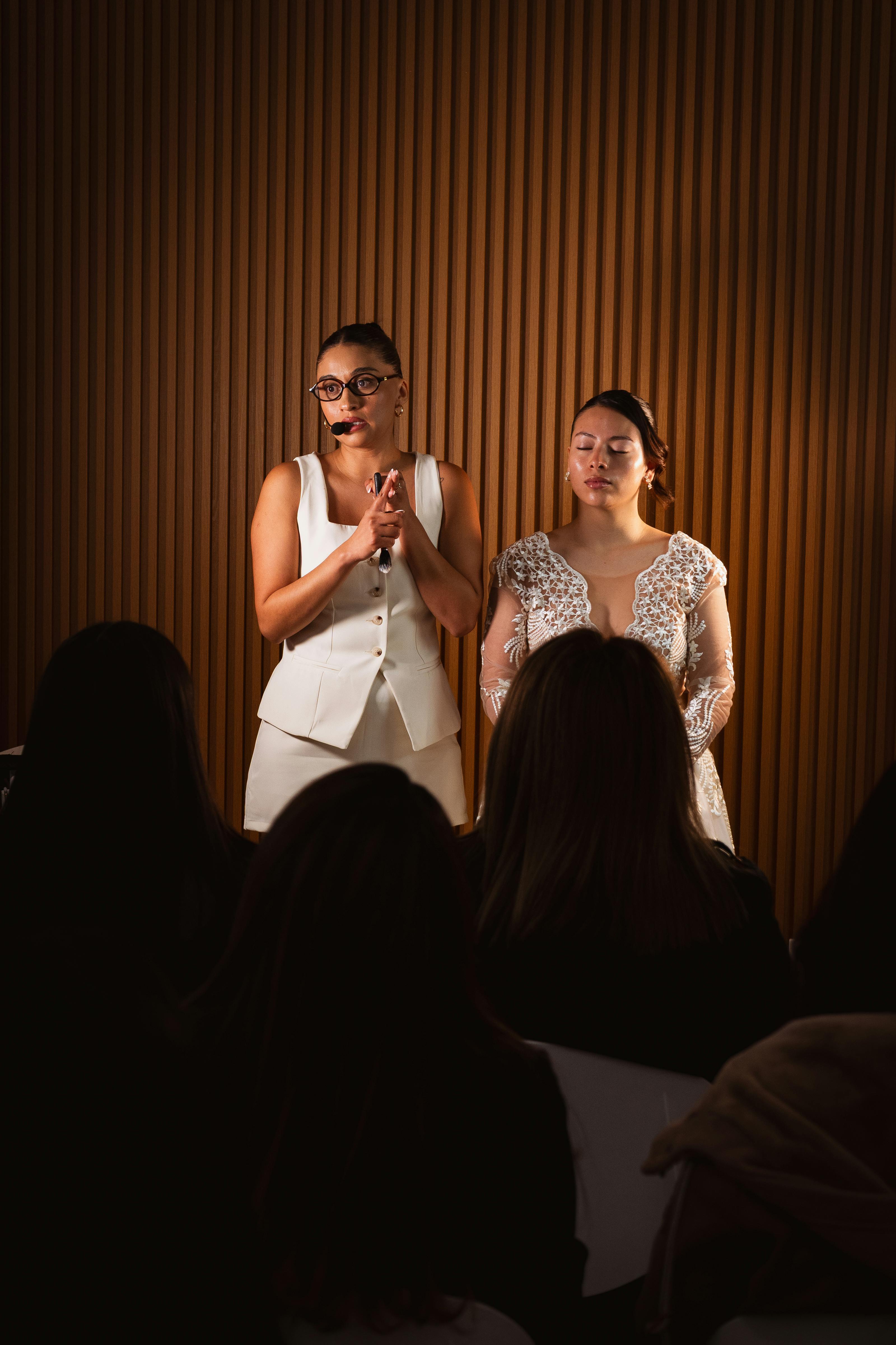 Gratuit Démonstration de maquillage de mariage à Mexico, filmée en intérieur devant un public attentif. Photos