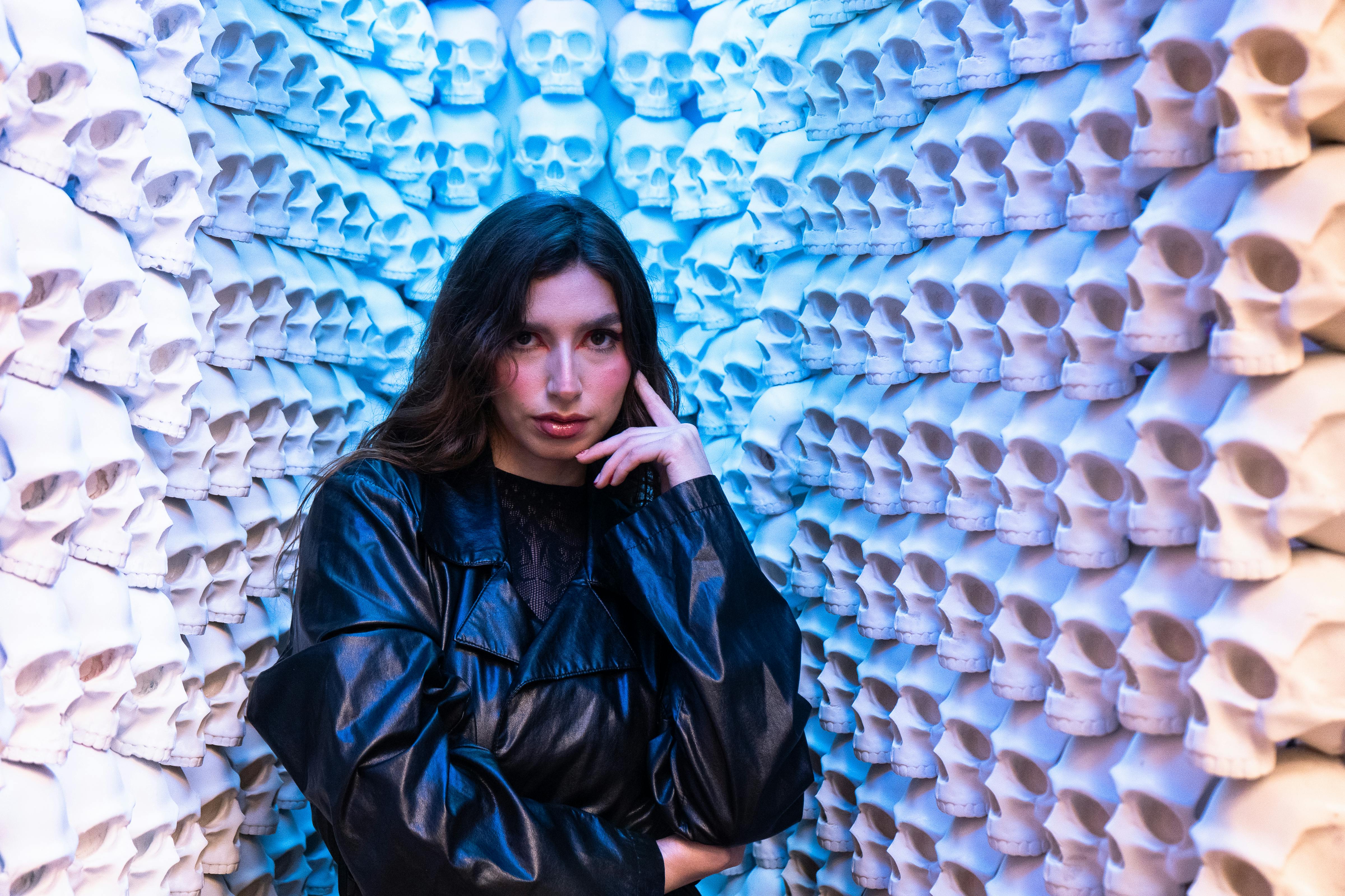 bezplatná Modelka pózující v umělecké instalaci s tématem lebky, Mexico City. Základová fotografie