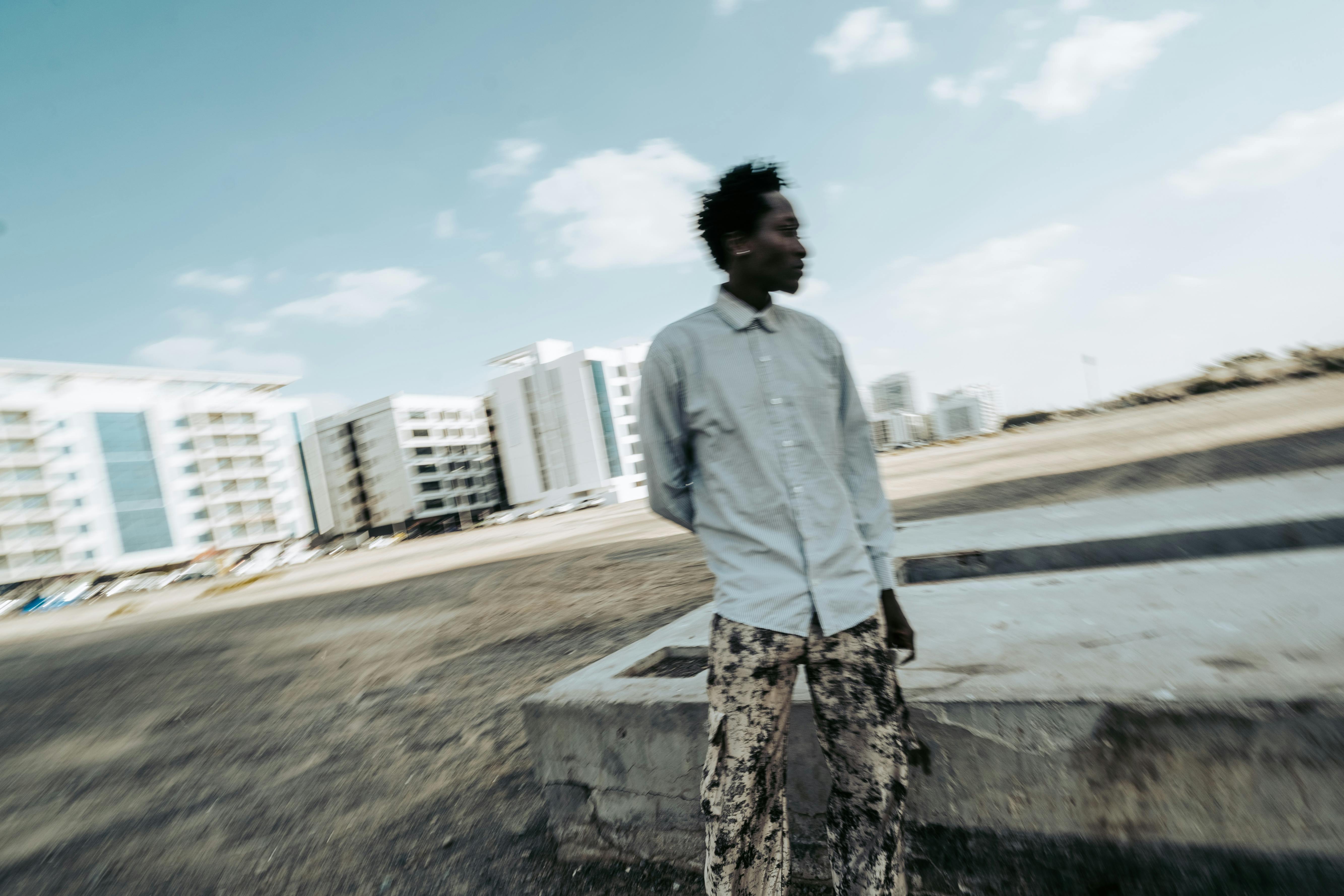 ingyenes Egy városképben ábrázolt férfiról készült elmosódott mozgókép mozgást és energiát kelt. Stockfotó