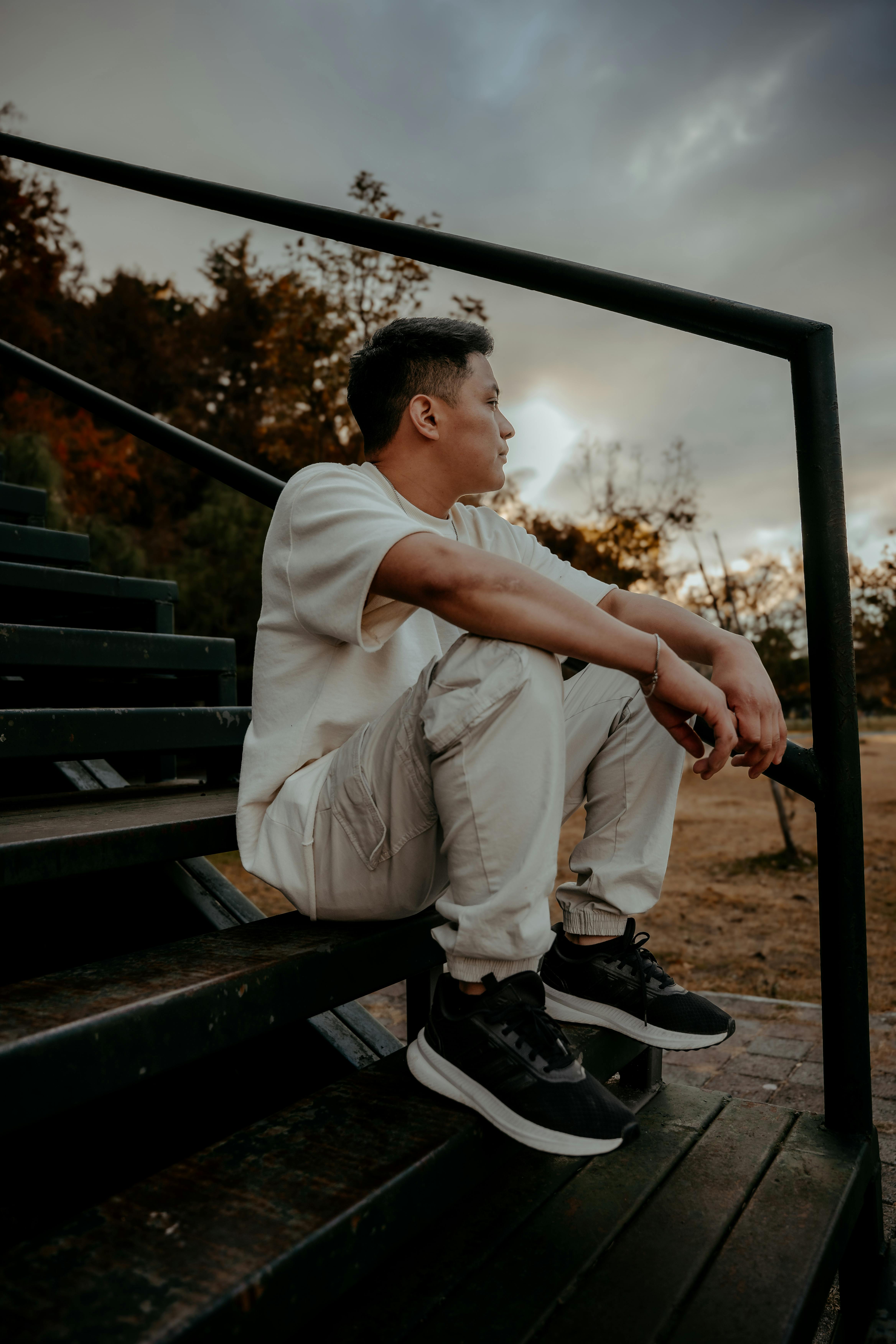 Gratis En ung mann sitter på en trapp utendørs i San Cristóbal de las Casas og nyter et avslappet øyeblikk. Arkivbilde