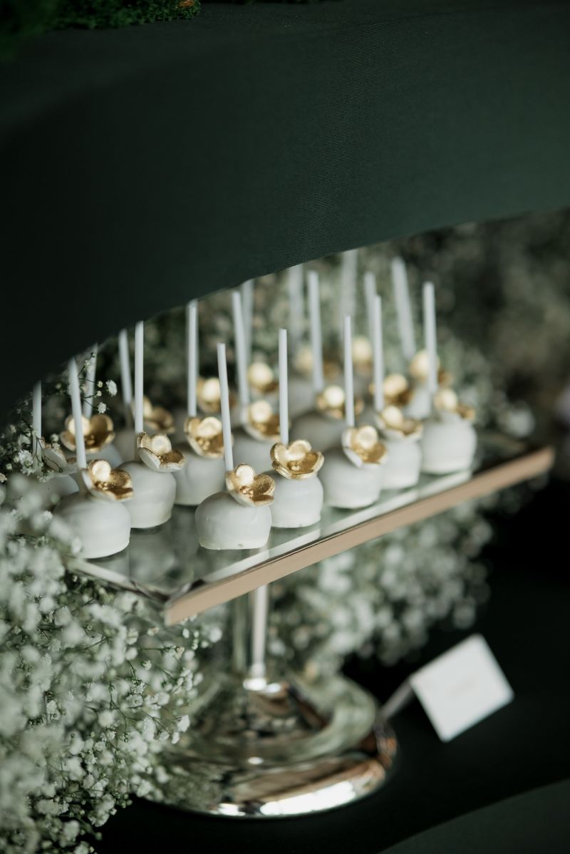 Cake pops with golden flowers