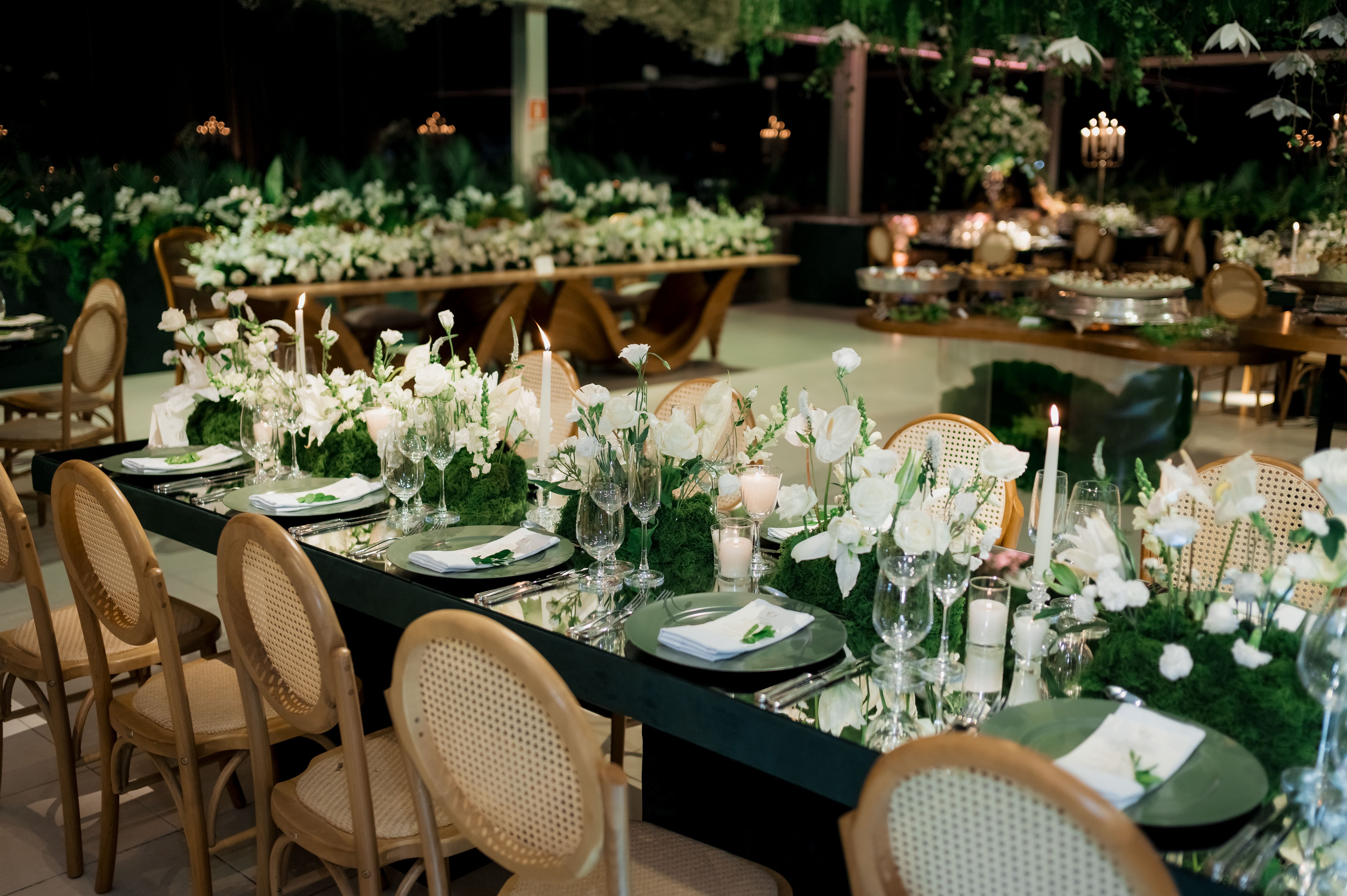 Salle de réception de mariage à Rabat, tables décorées avec élégance