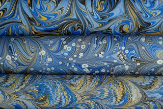 Close view of a combed marbled pattern — photo by betül nur akyürek on Pexels