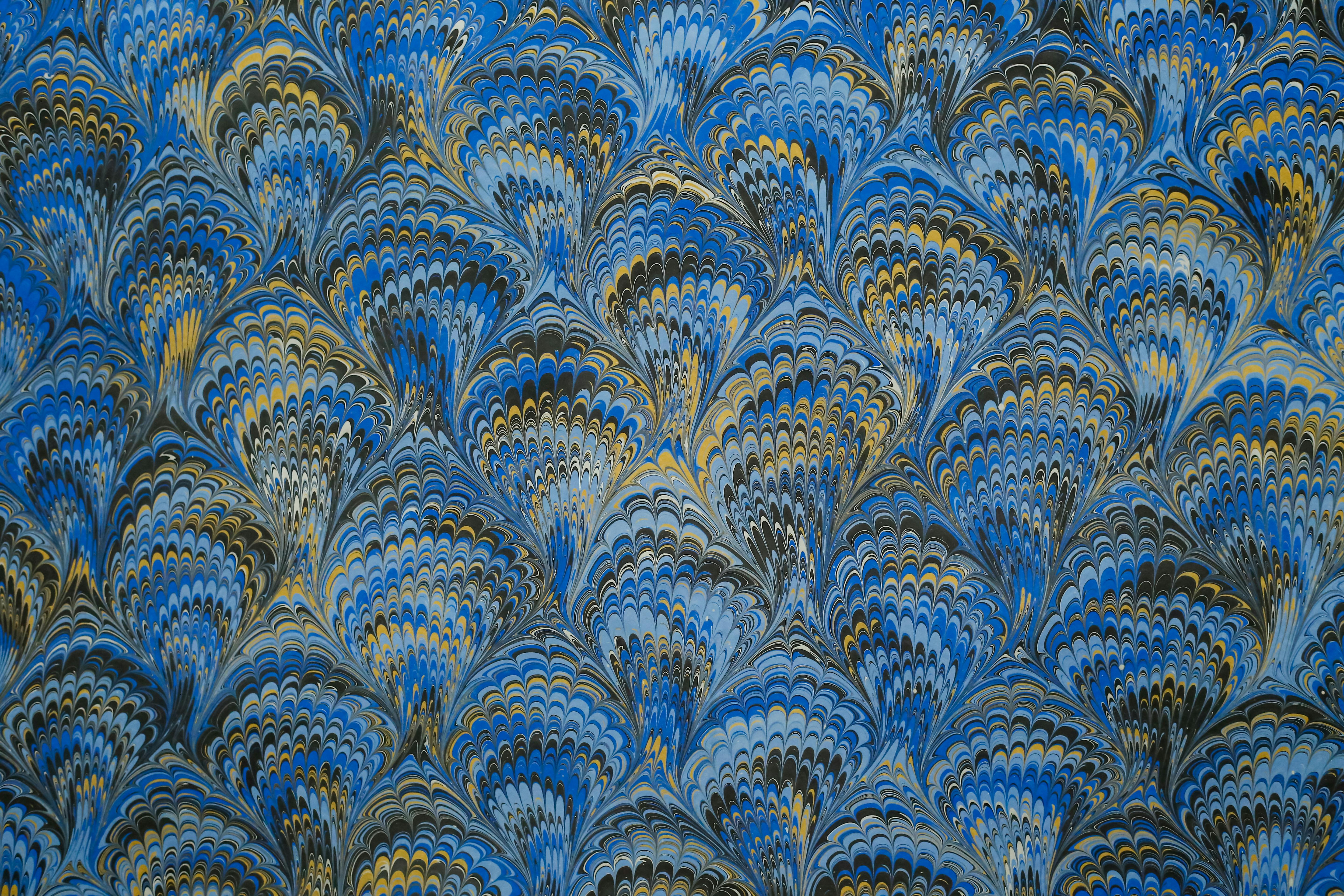 grátis Padrão marmorizado cativante com desenhos em azul e dourado que lembram pavões. Foto profissional