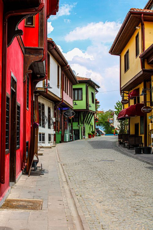 Free Vibrant street view in Odunpazarı with colorful traditional houses in Eskişehir, Türkiye. Stock Photo
