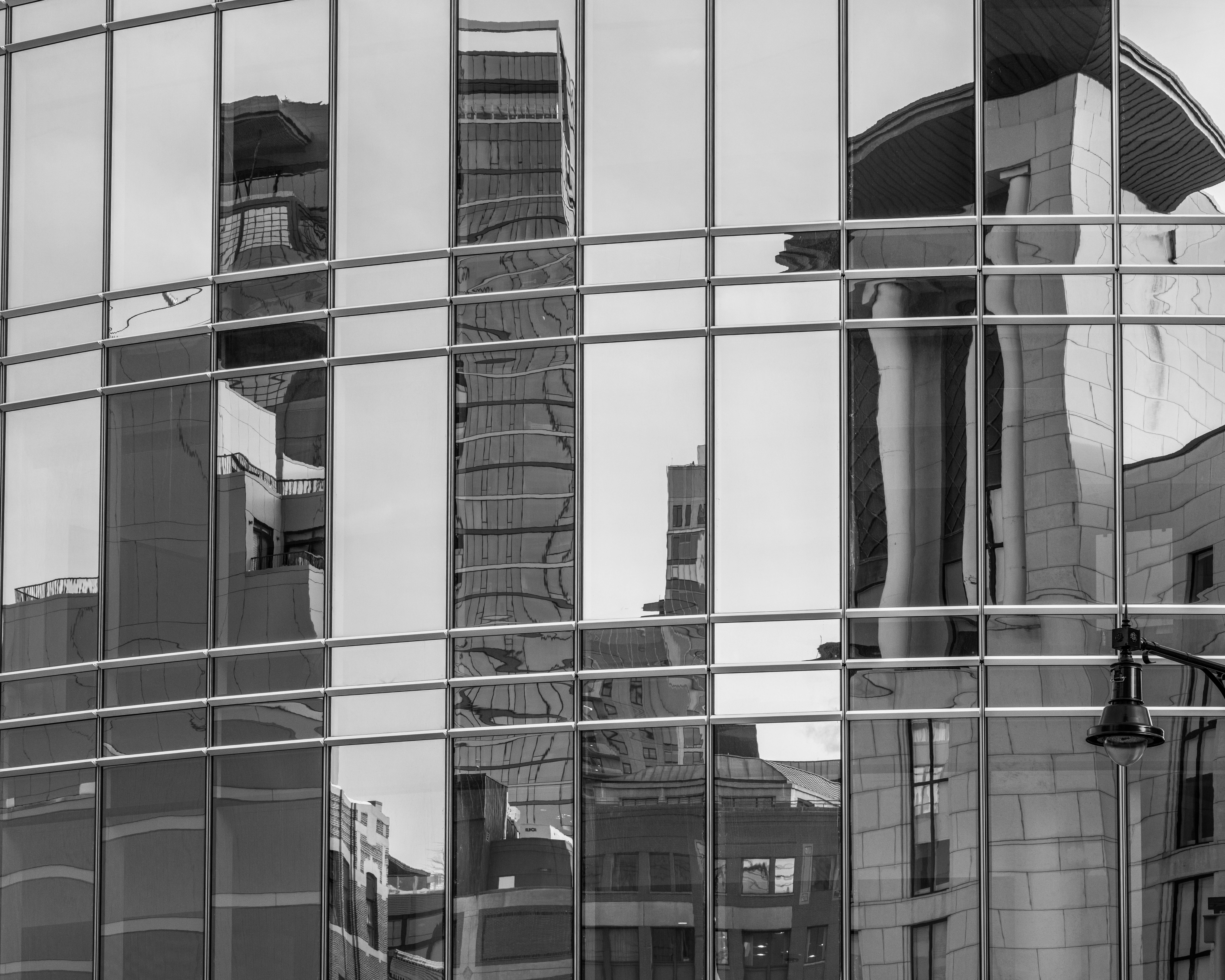 De franc Reflex abstracte en blanc i negre de l'arquitectura de Boston en una façana de vidre. Foto d'estoc