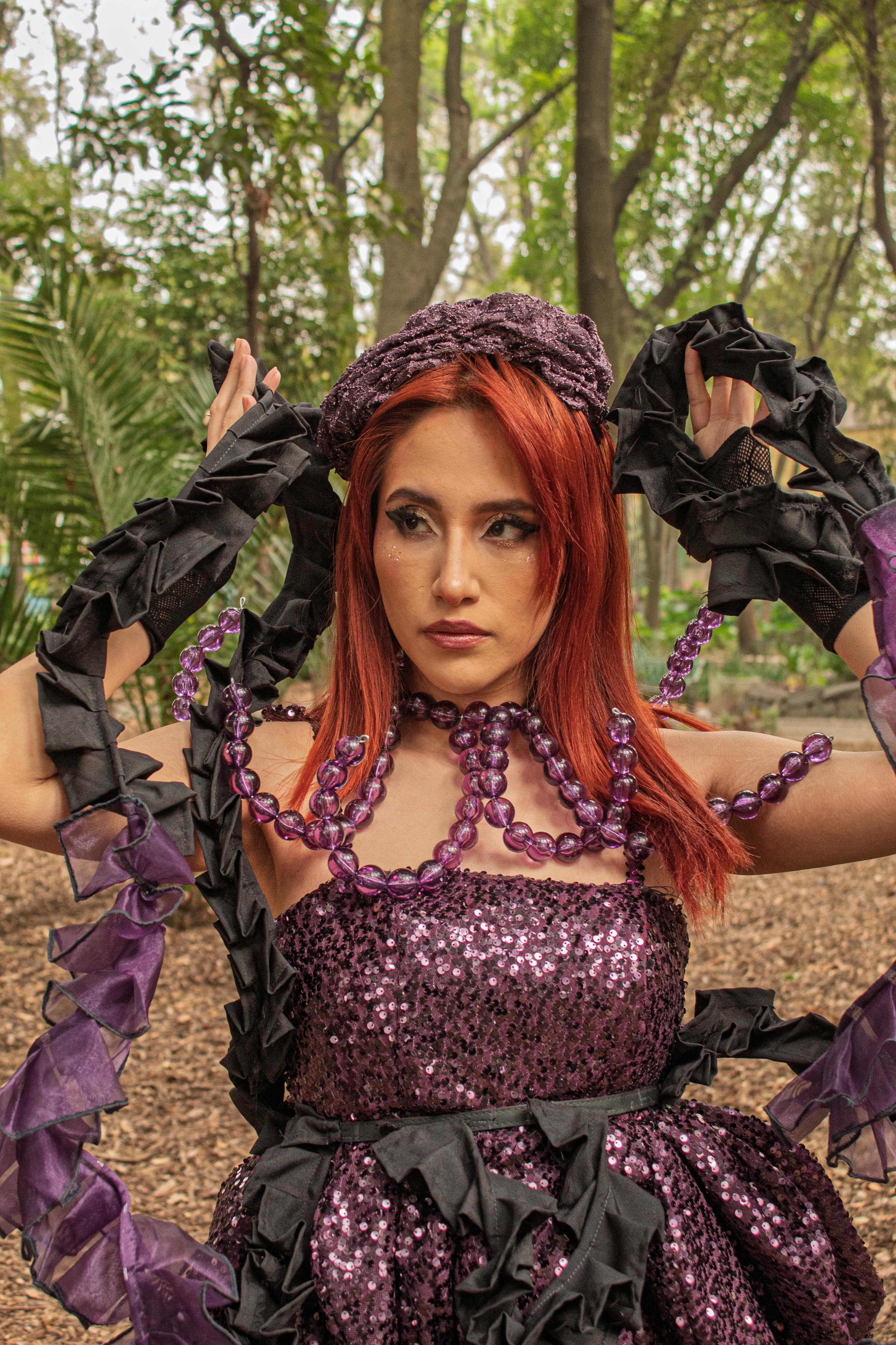 Ücretsiz Ormanda, özenle hazırlanmış fantastik bir kostüm giymiş bir kadın, mistik ve sanatsal bir hava yayarak poz veriyor. Stok Fotoğraflar