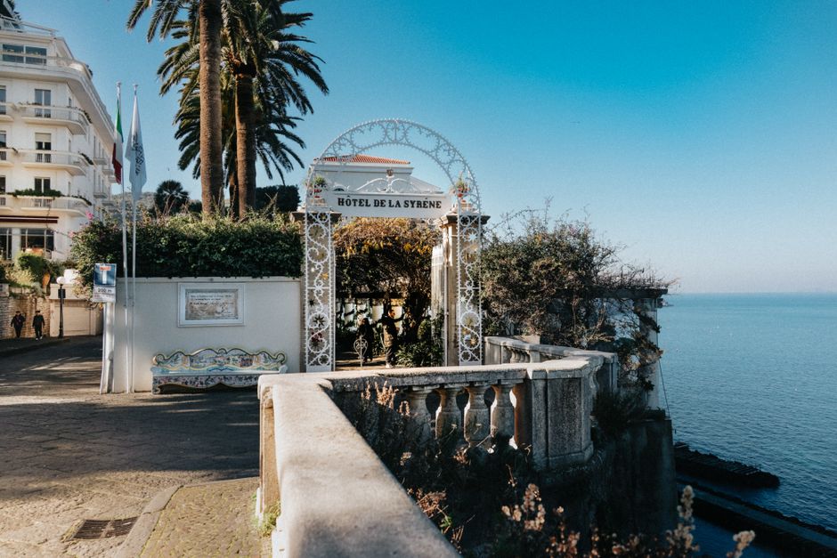 Hotel de luxo à beira-mar, cenário perfeito para uma lua de mel romântica.