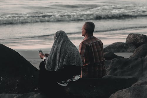 Pria Dan Wanita Duduk Batu