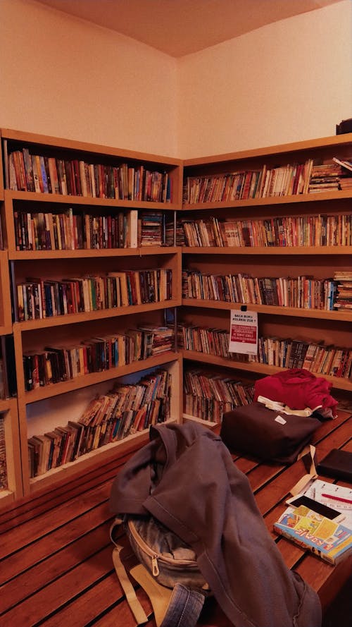 Безкоштовне стокове фото на тему «Бібліотека, книга, книжкові полиці»