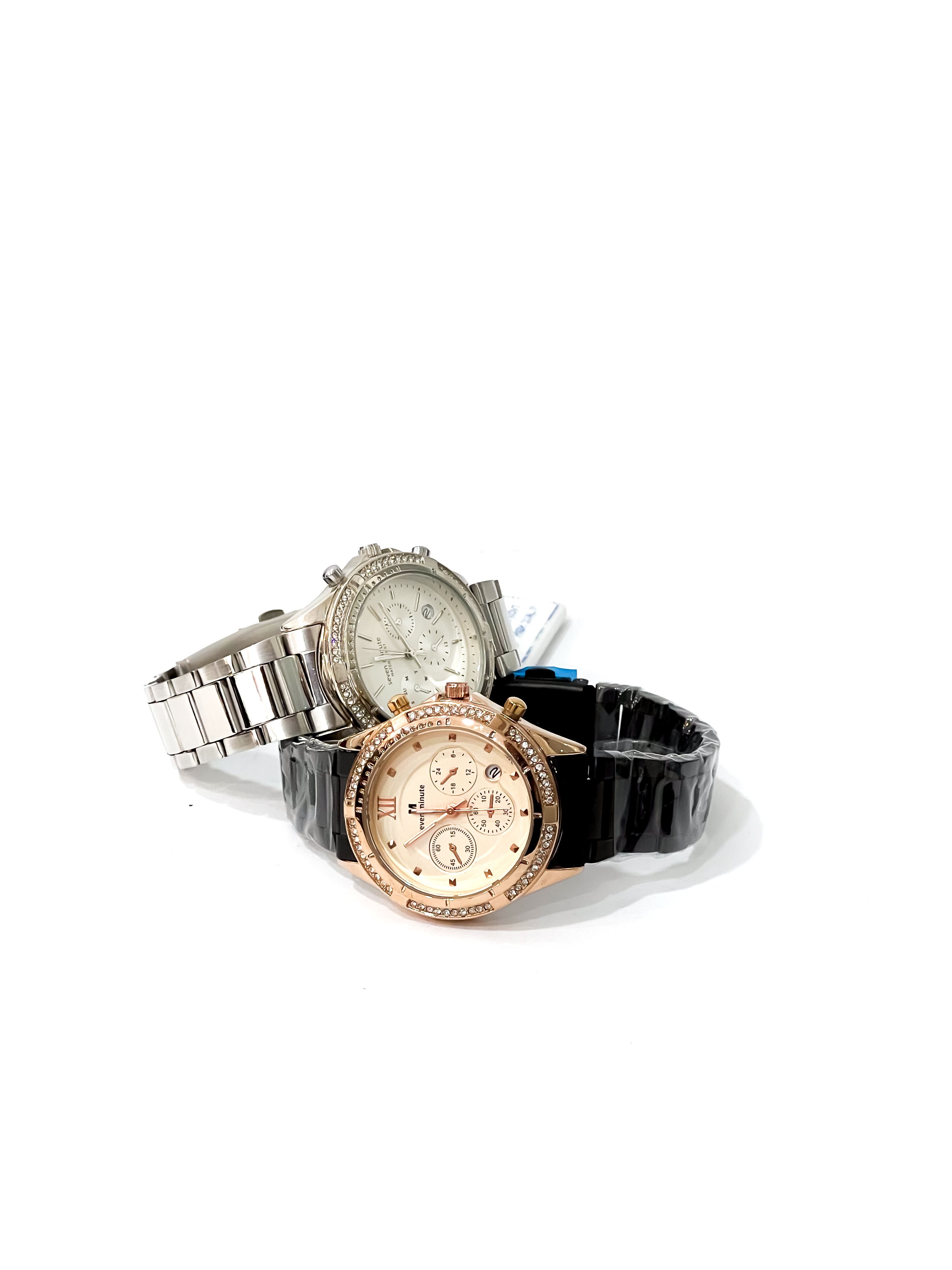 Deux montres luxe au cadran sobre, contraste or et argent pour idée cadeau femme