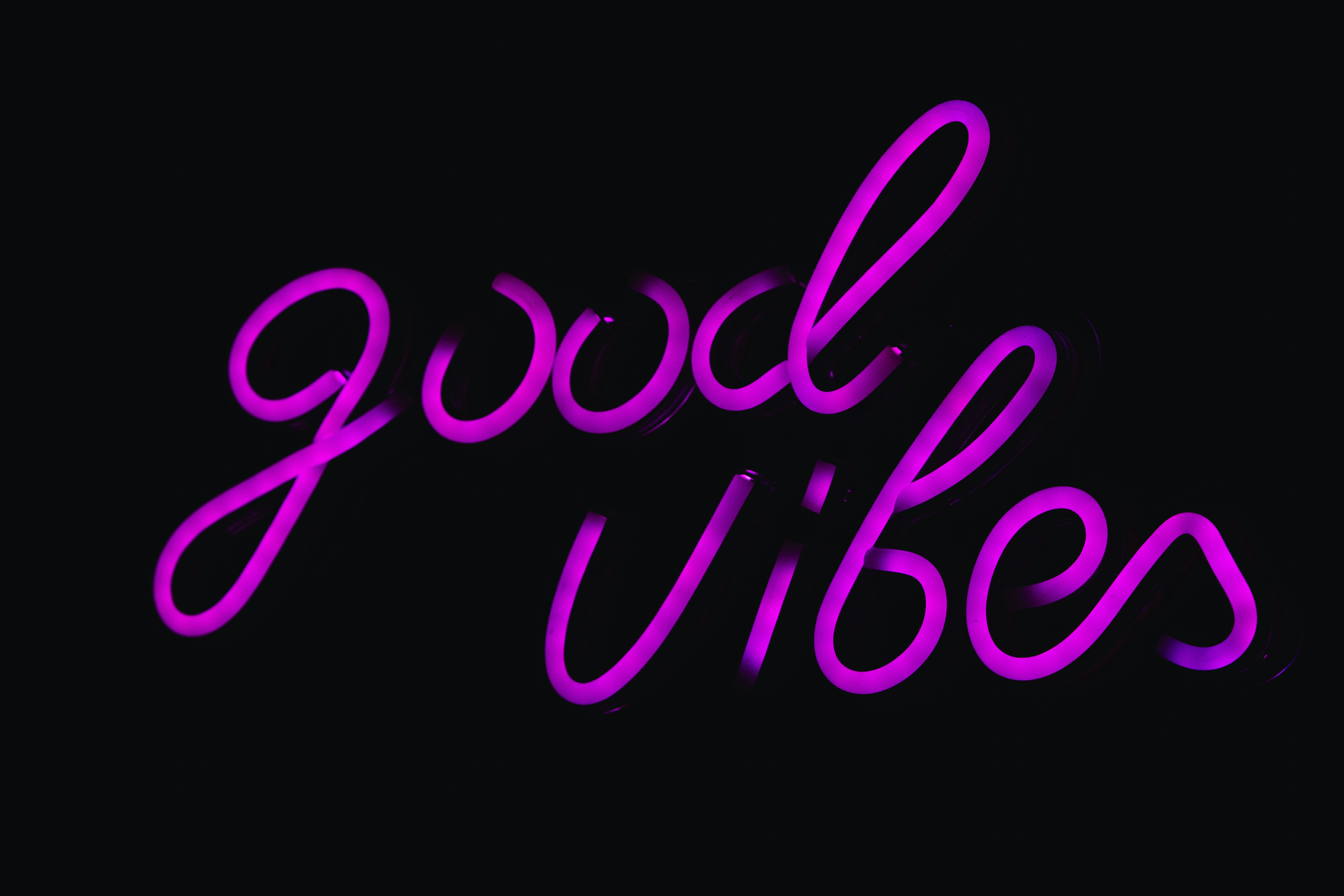 Δωρεάν Ζωντανή ροζ νέον επιγραφή που εμφανίζει την ένδειξη «Καλή Δύναμη» σε σκούρο φόντο. Φωτογραφία από στοκ φωτογραφιών