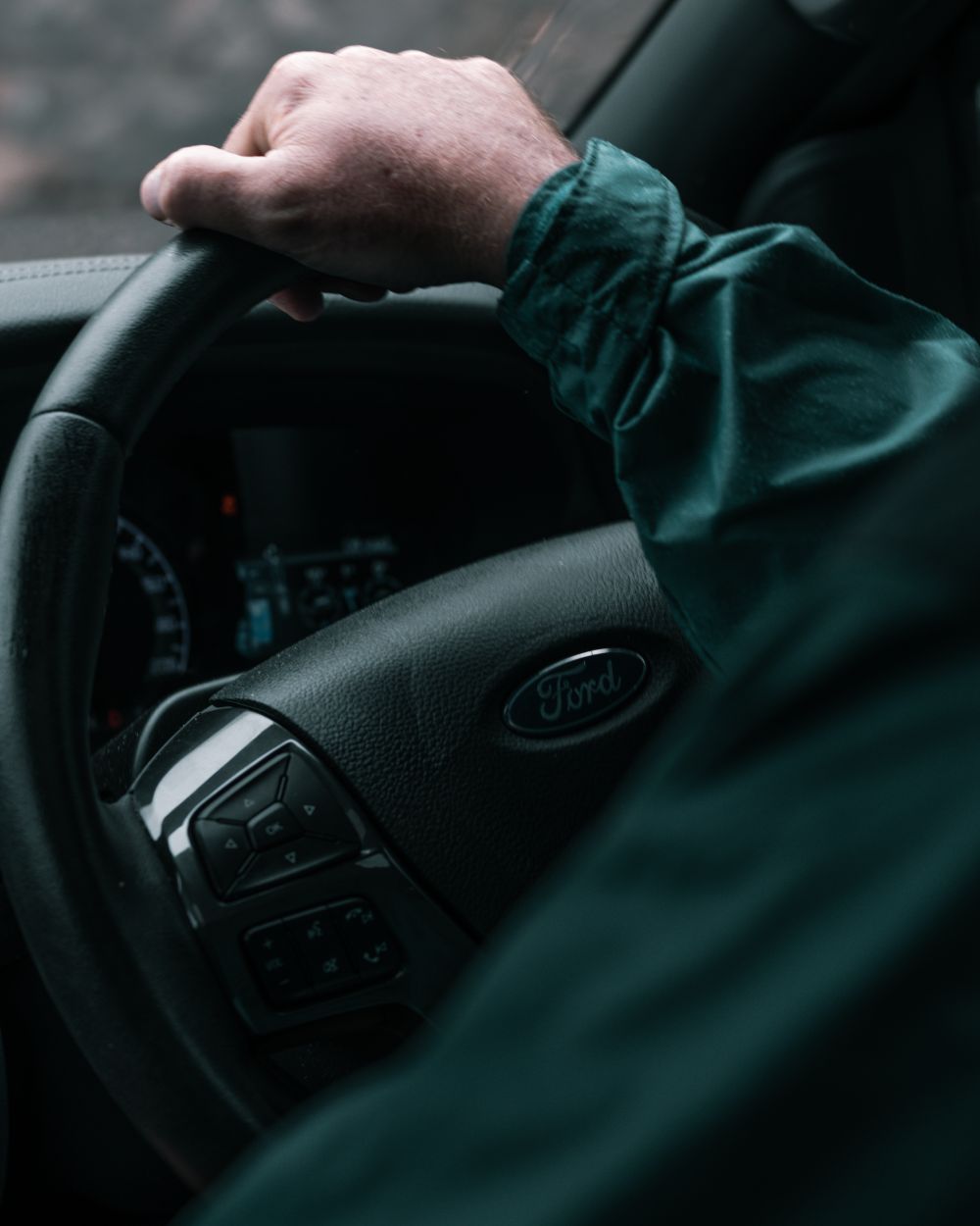 Motorista com as mãos no volante