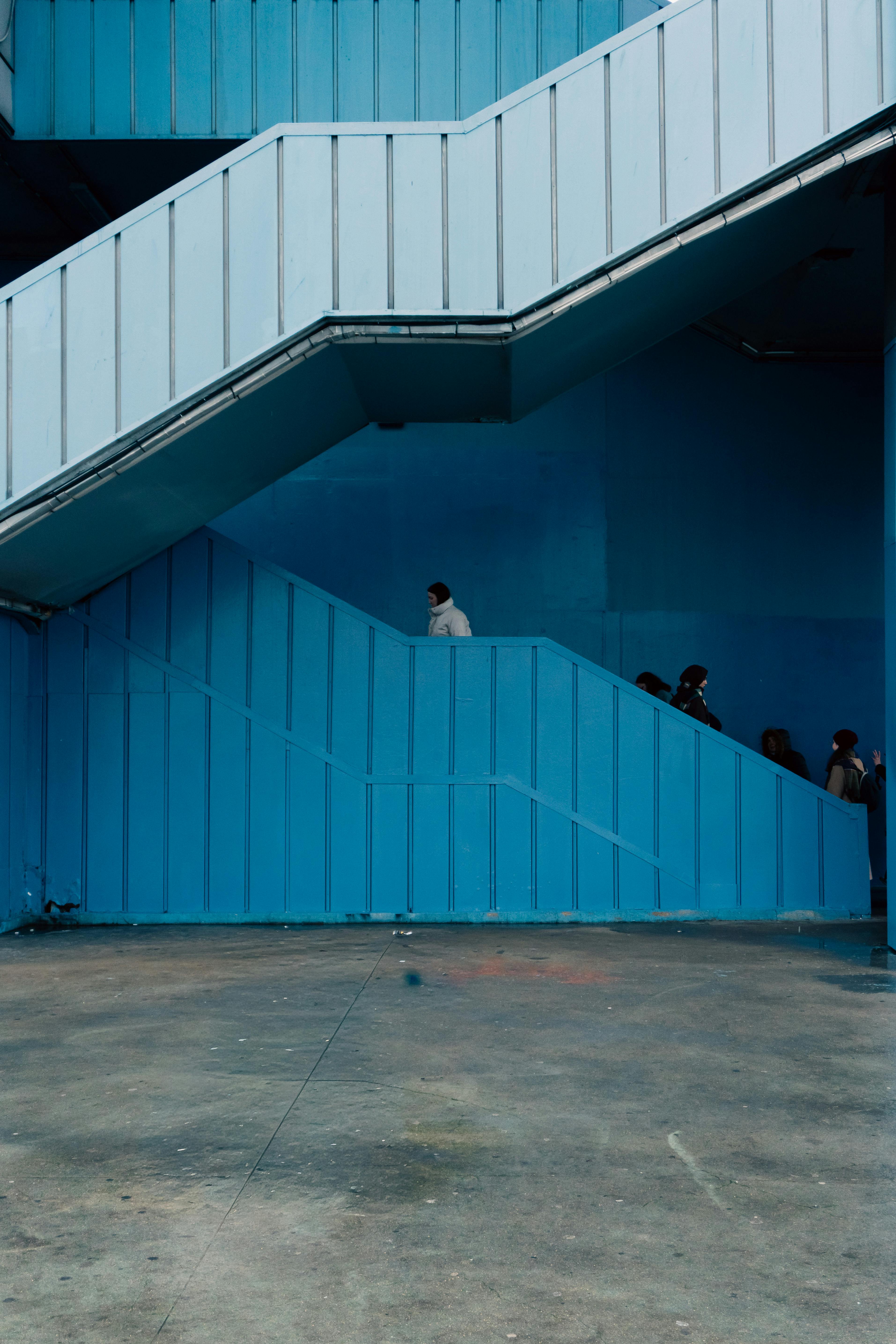 Kostenlos Menschen steigen eine auffällige blaue Treppe in Istanbul, Türkei, hinauf. Stock-Foto