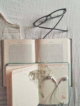 一本打开的书、一份计划书和一副眼镜的扁平布局，营造出舒适而智慧的氛围